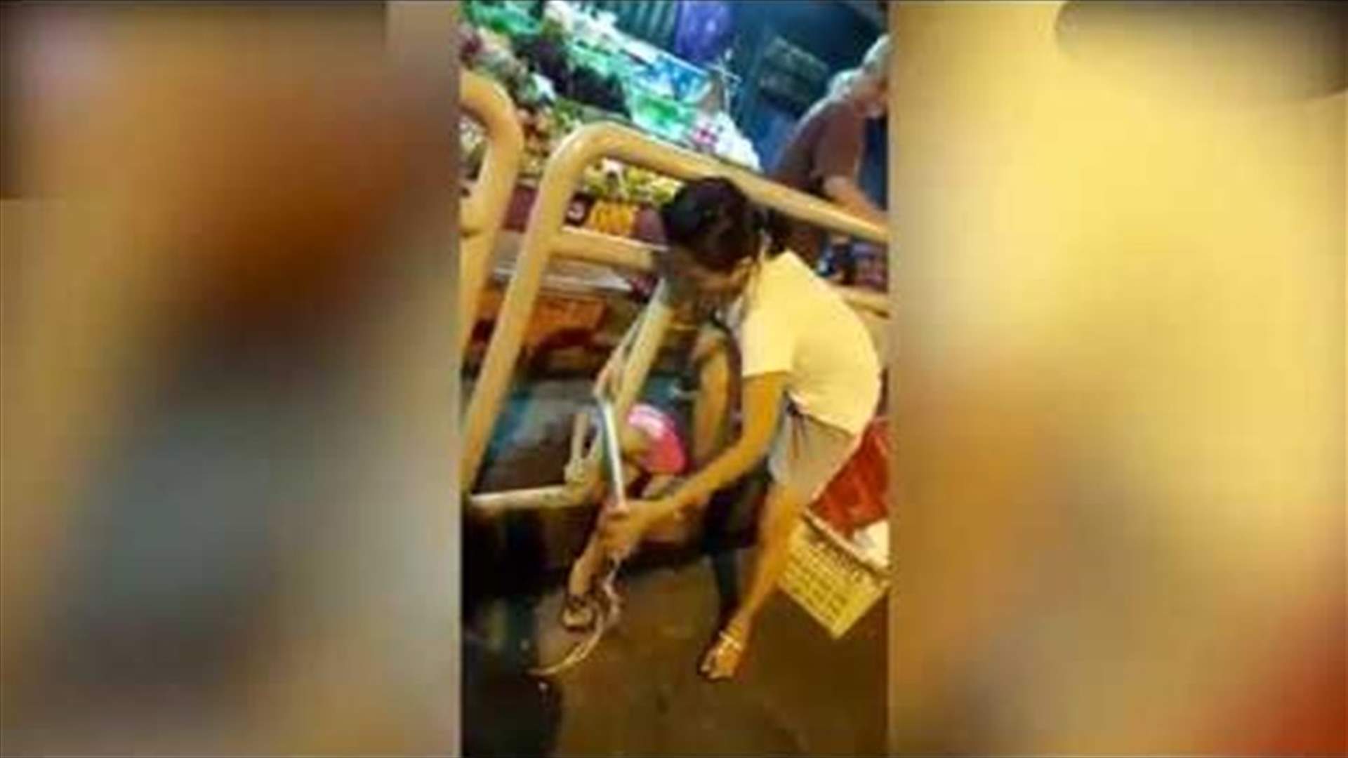 فيديو صادم لأمّ عاقبت طفلها بطريقة وحشية... لن تصدقوا ما فعلته!