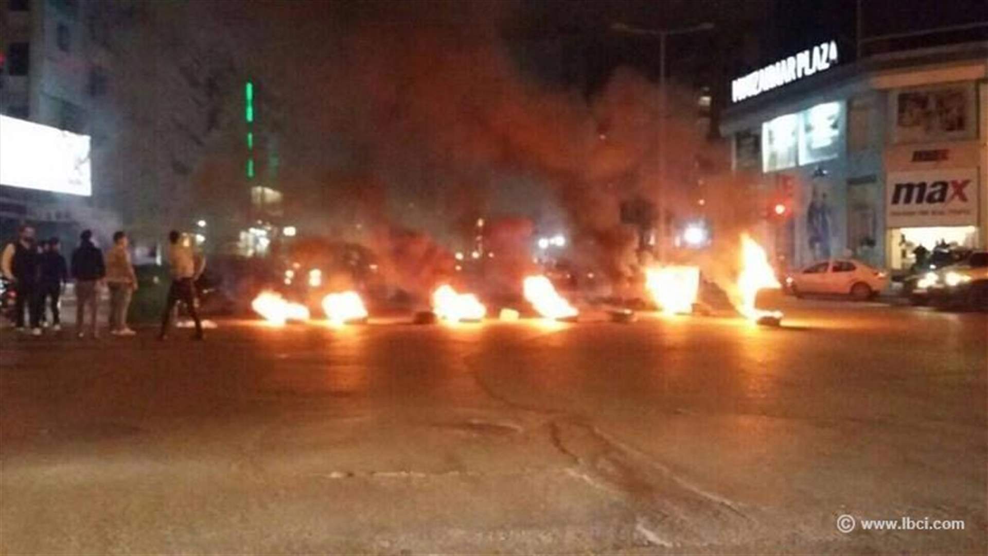 بالصور- قطعوا طريق مستديرة مار مخايل...وهربوا