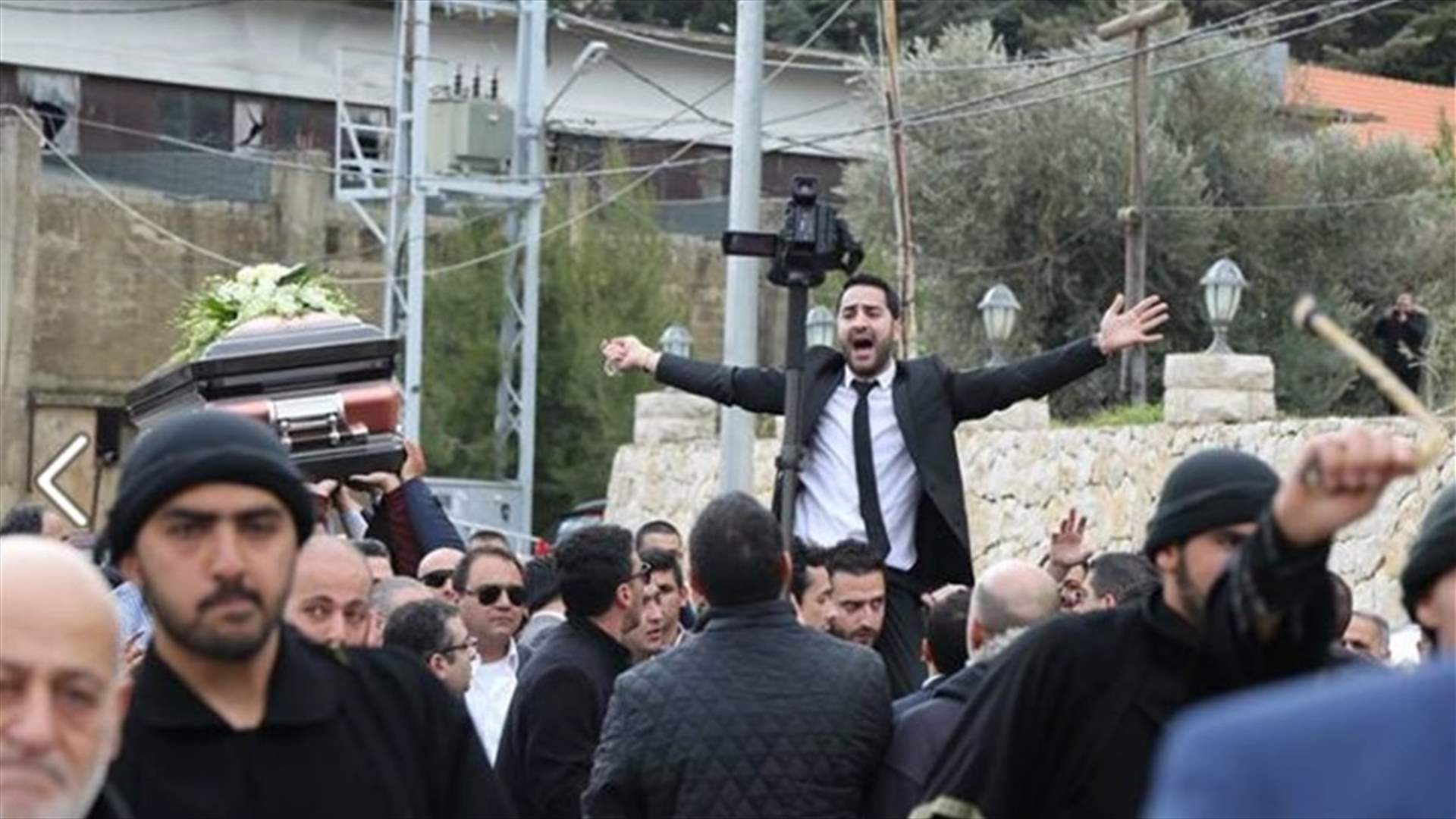نجوى كرم تنشر صور جنازة شقيقها.. العائلة المفجوعة في لقطاتٍ مبكية