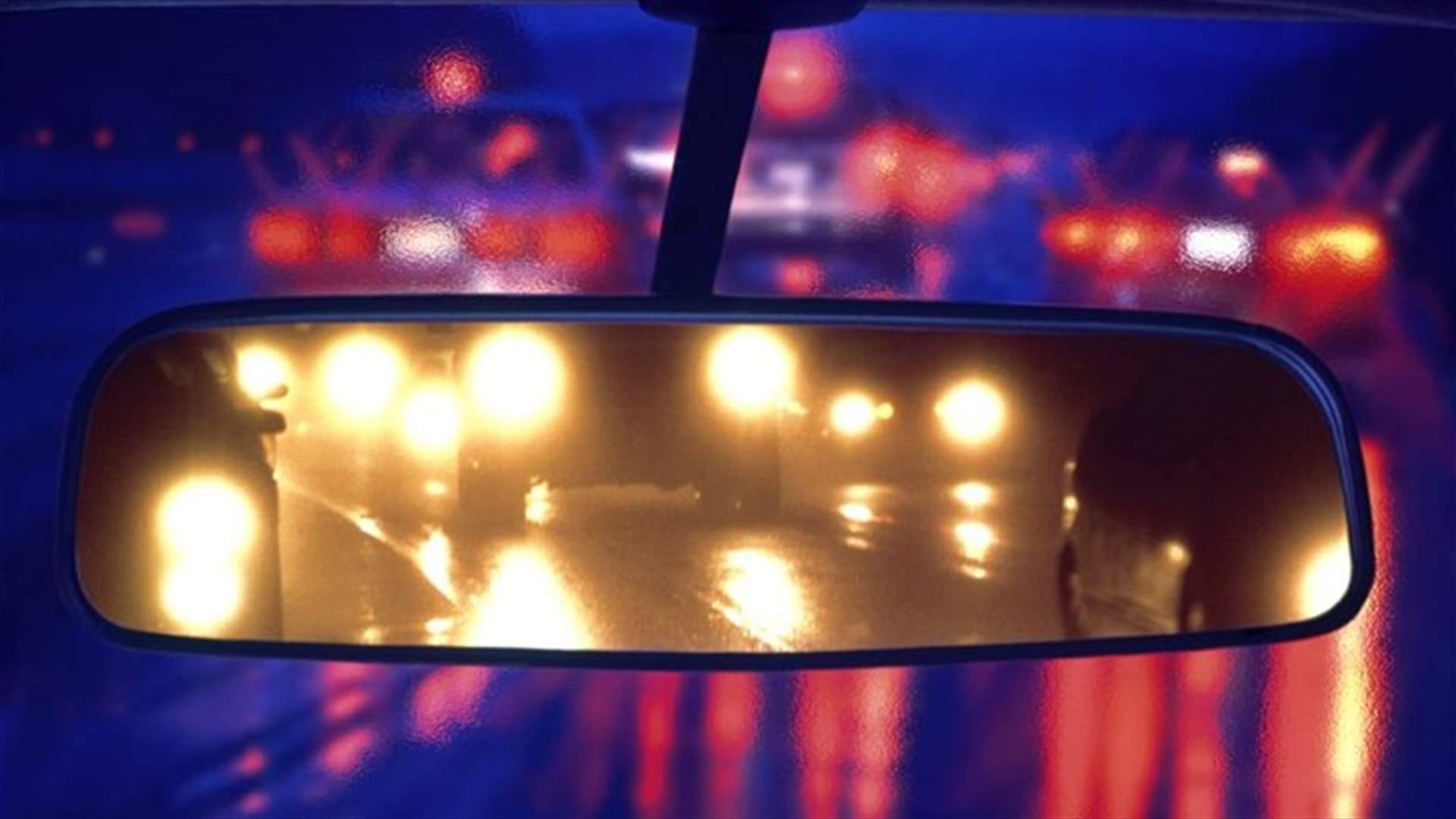 كيف تتخلص من أضواء السيارات المزعجة أثناء القيادة في الليل؟