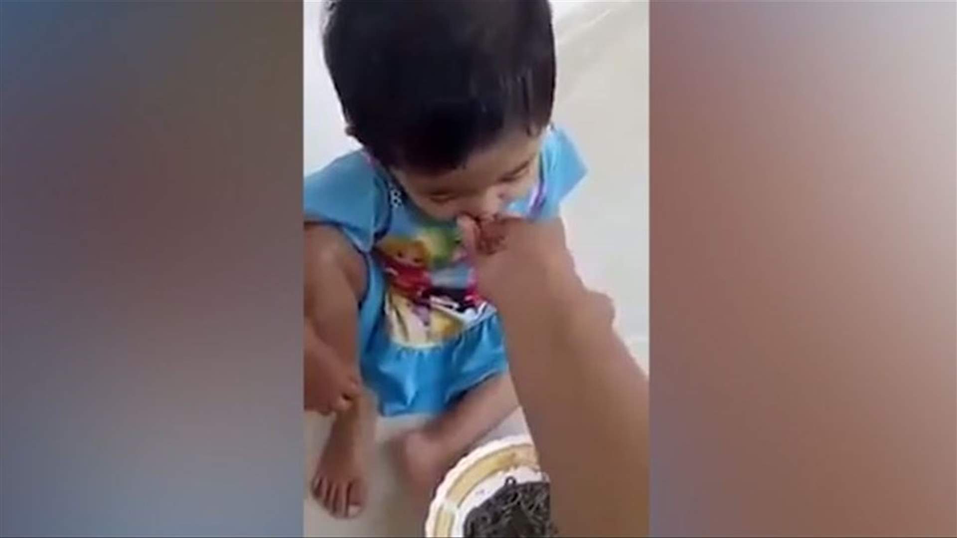 فيديو أثار غضب روّاد الانترنت... أم تطعم ابنتها الديدان الحية!