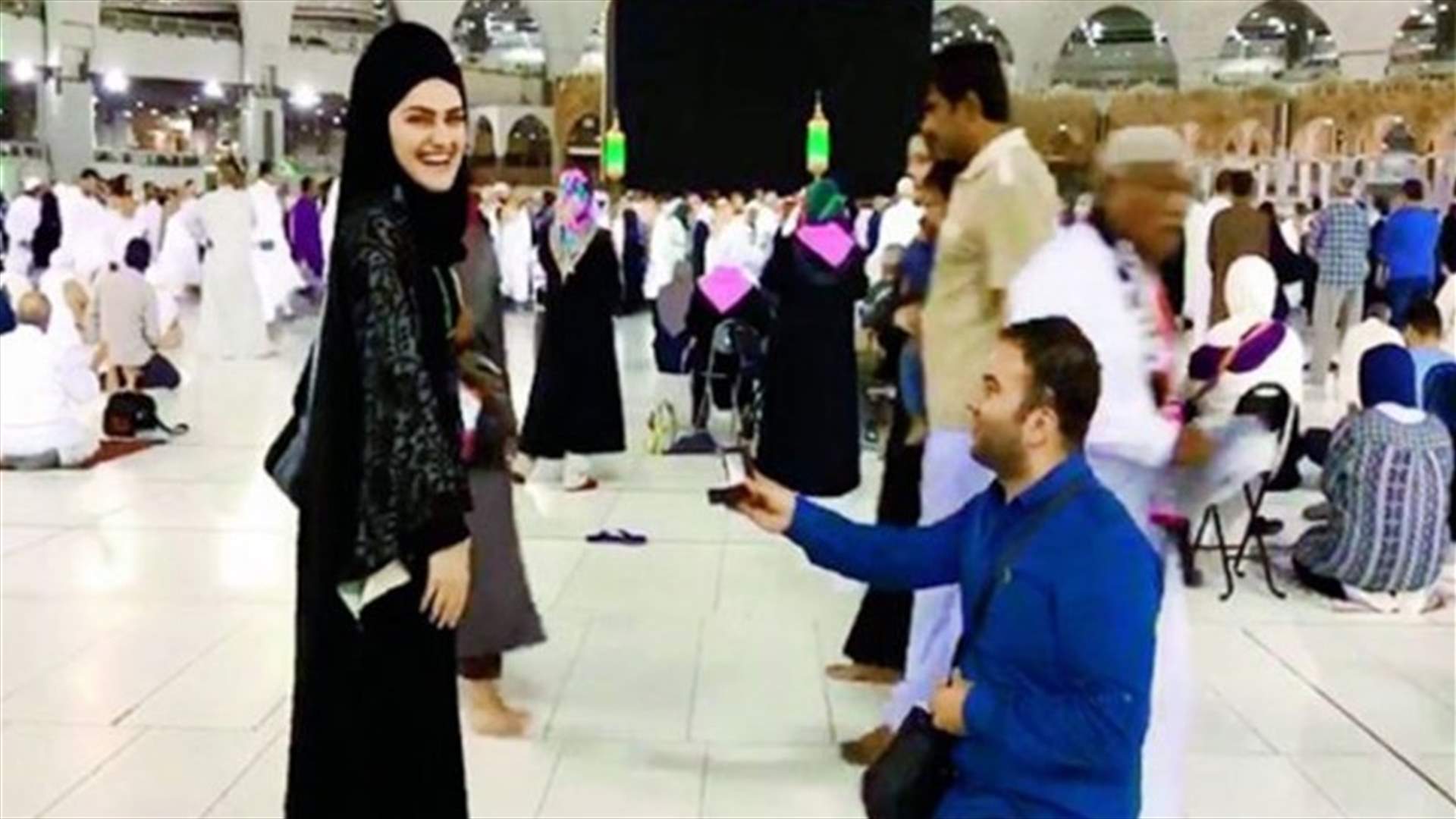 بالفيديو: مراسل تركي يثير الجدل بعدما طلب يد خطيبته للزواج في الحرم المكي