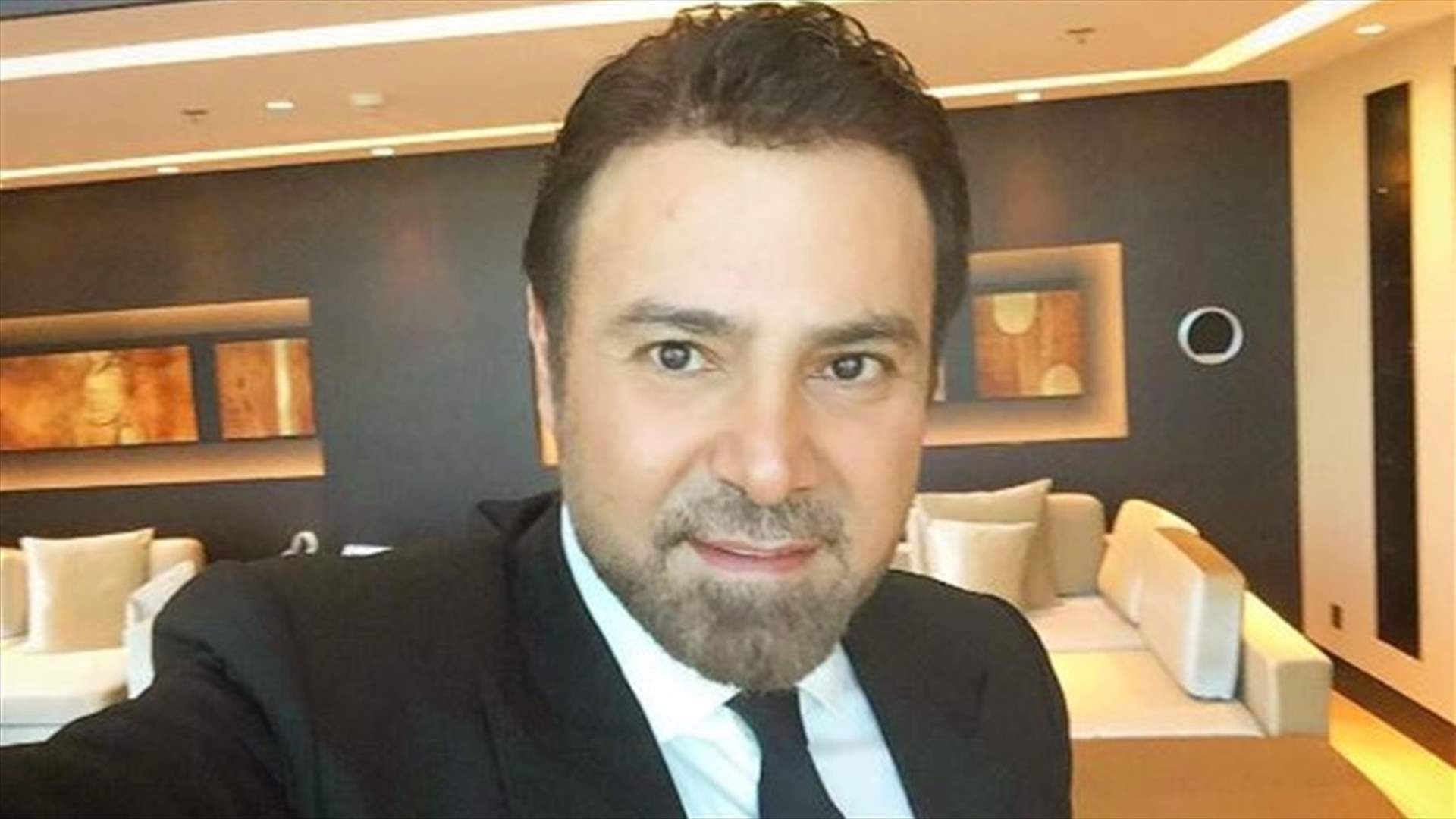 صورة قديمة لعاصي الحلاني ووالدته... وكلمات مؤثرة في عيد الأم!