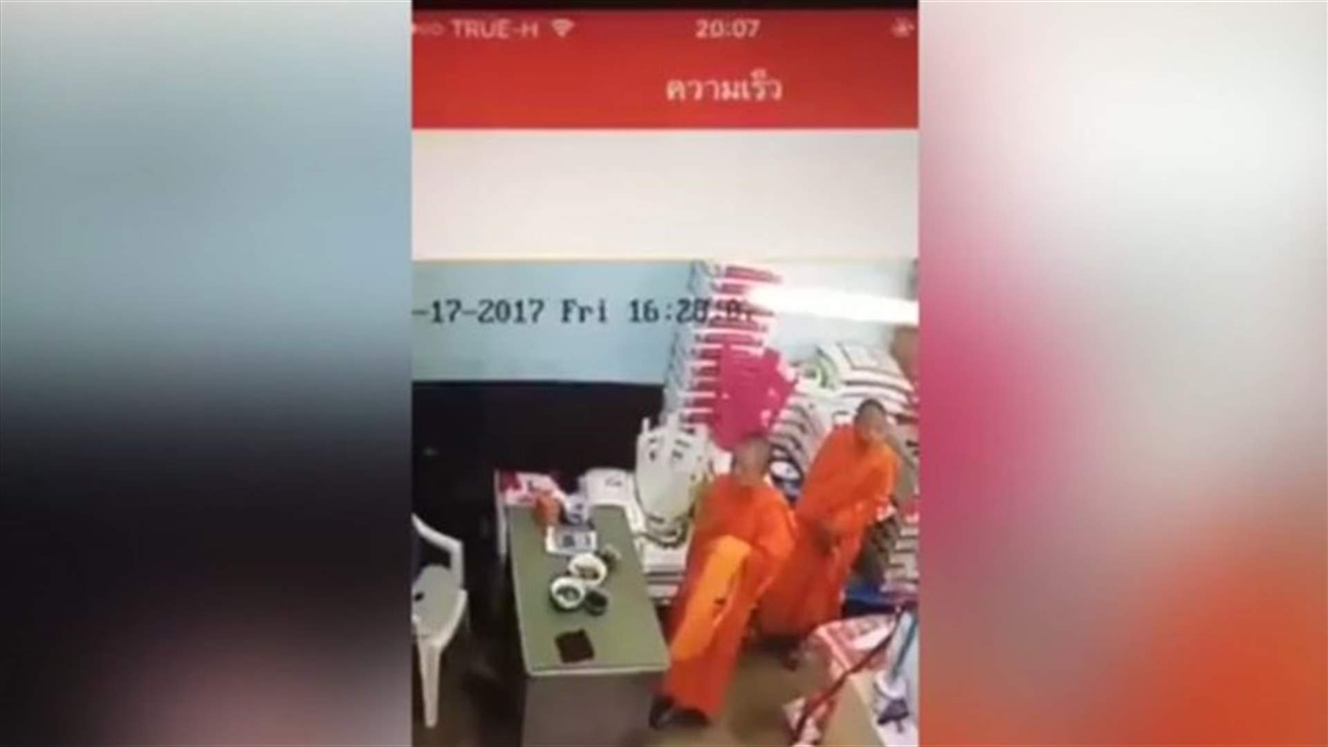 بالفيديو: ناسكان بوذيان خدعا صاحب متجر... وهكذا سرقا هاتفه الخلوي