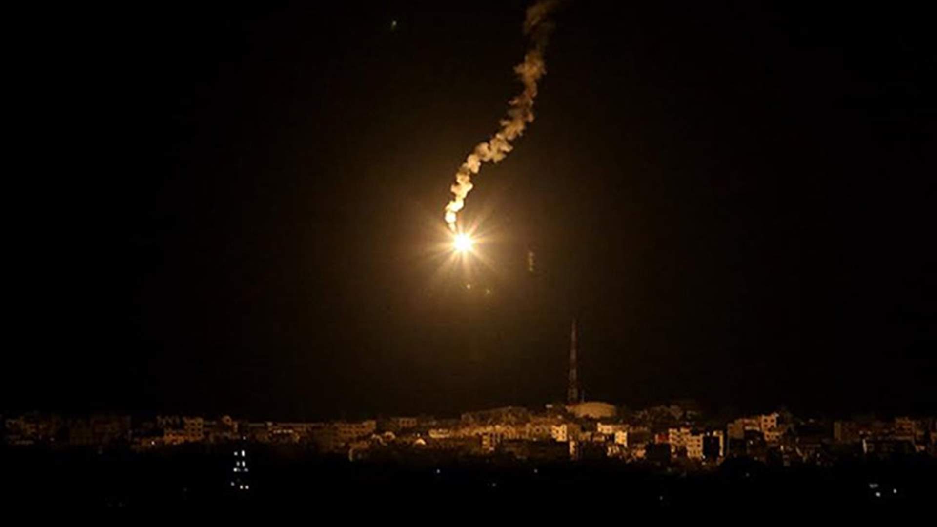 الجيش الإسرائيلي يطلق قنابل مضيئة فوق مرصد جبل الشيخ