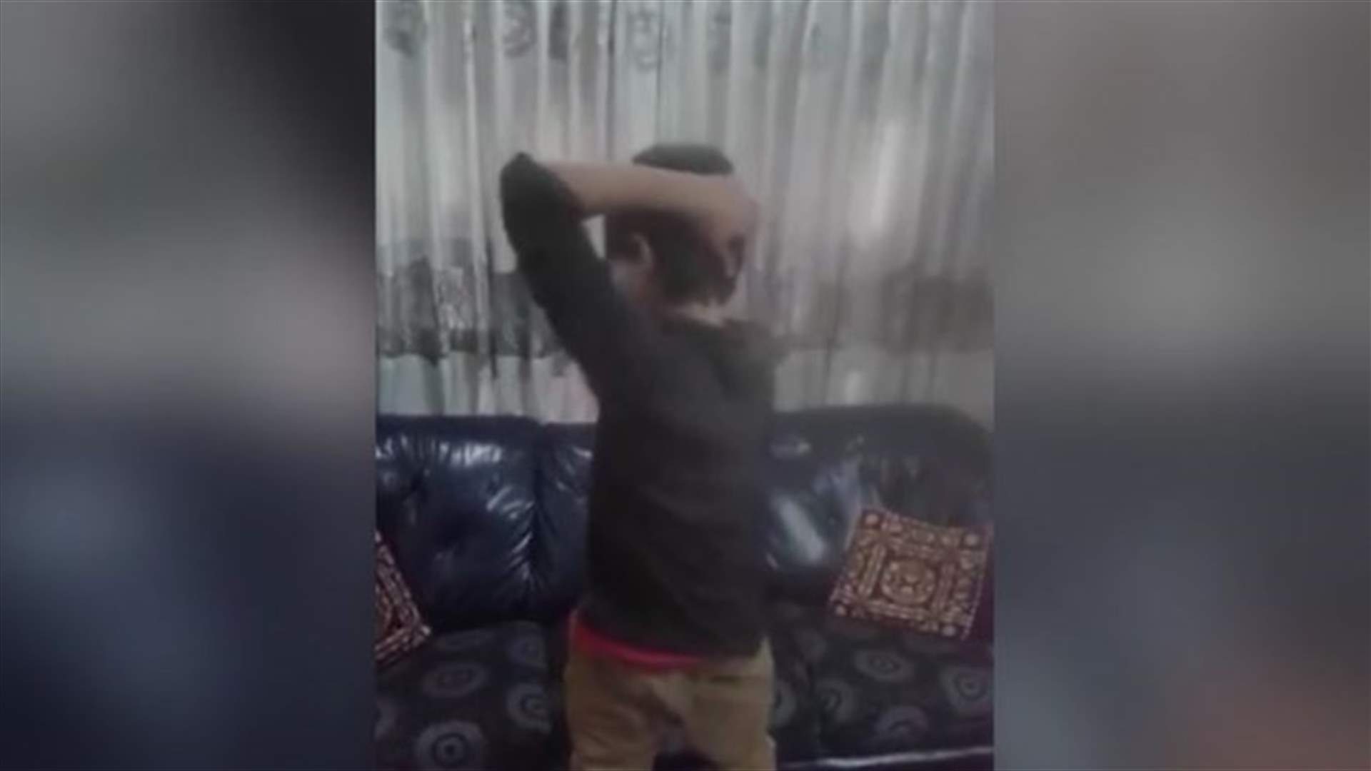 فيديو صادم... طفل يدير رأسه 180 درجة!