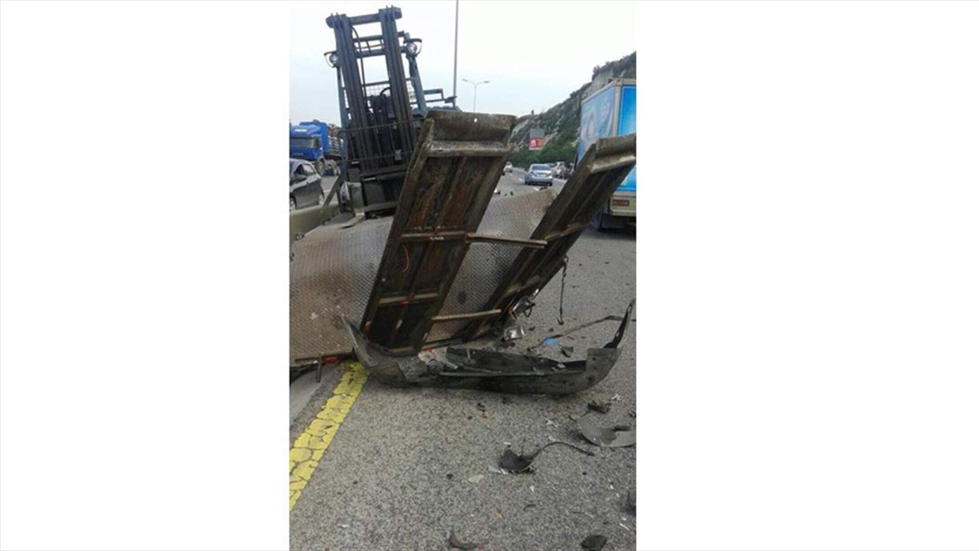 جريح بحادث سير على اوتوستراد الهري