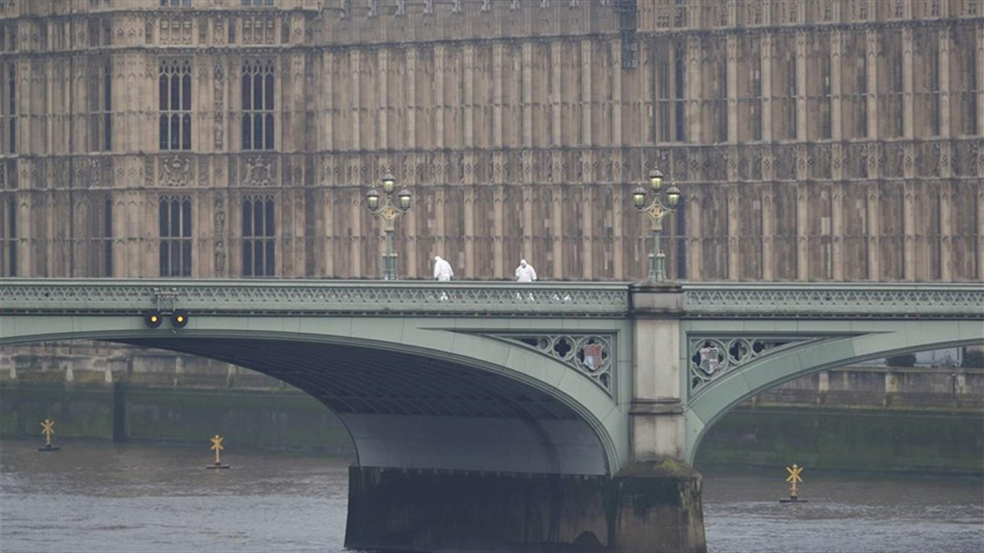 بالفيديو - لحظة سقوط امرأة عن جسر Westminster أثناء هجوم لندن أمس