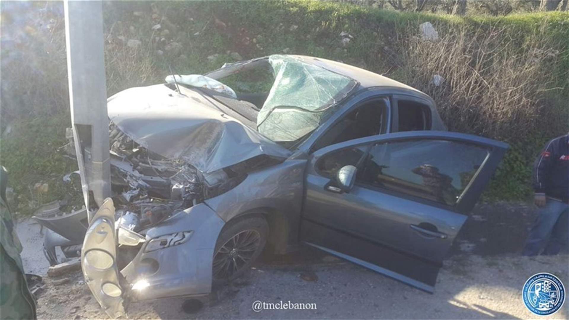 بالصورة- 5 جرحى نتيجة اصطدام سيارة بعامود انارة على اوتوستراد انفه