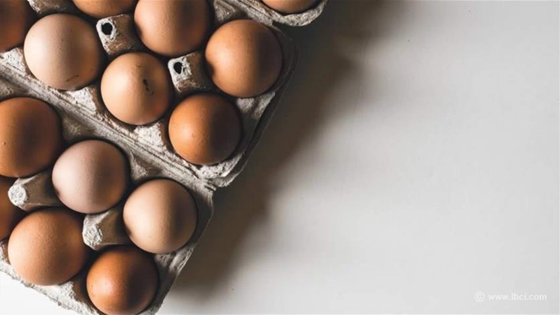 إليكم الطريقة الصحيحة لحفظ البيض... توقّفوا عن وضعه في باب الثلاجة!