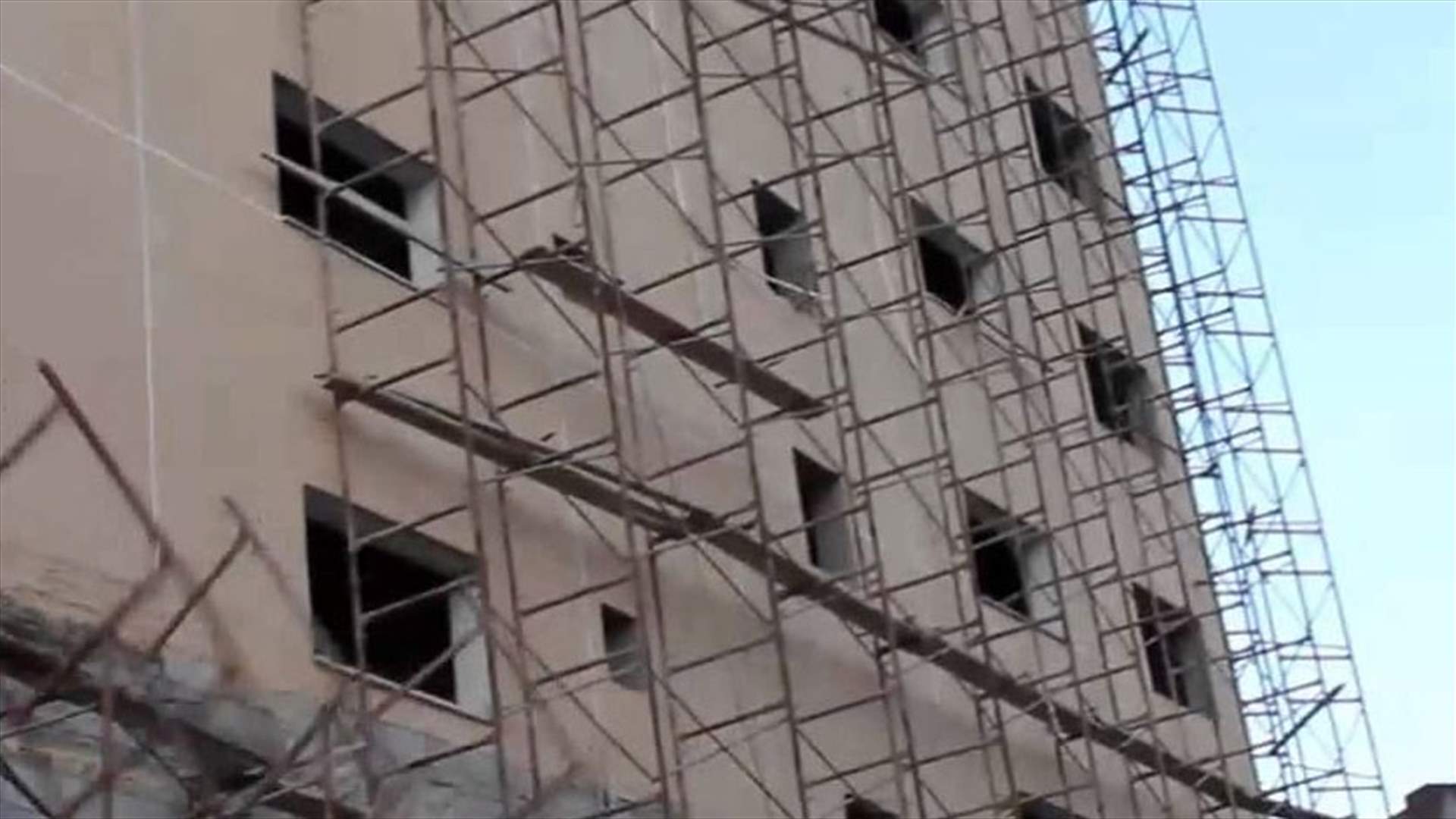 انهيار سقالة في مبنى في بيروت...وهذا ما جرى لأحد العمال