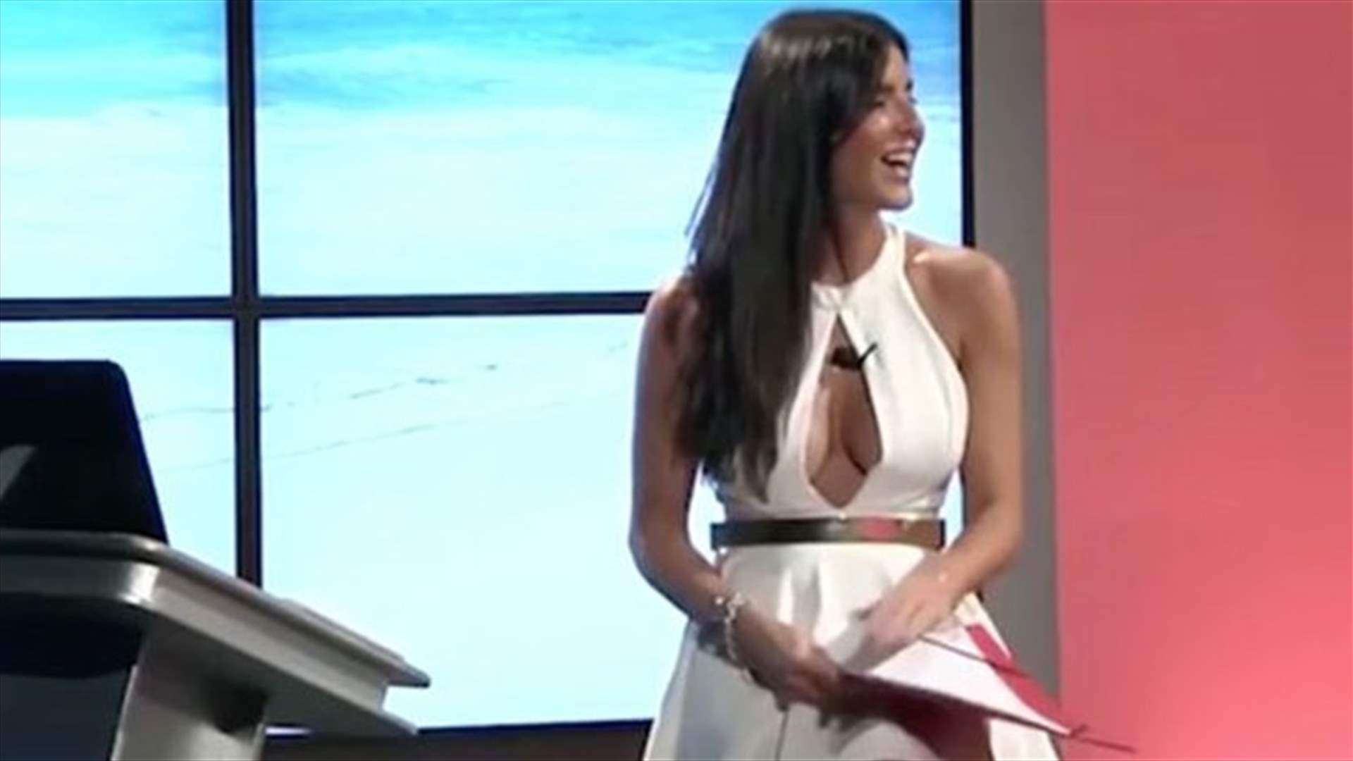 بالفيديو: مذيعة إيطالية تُظهر سروالها الداخلي... عن طريق الخطأ!