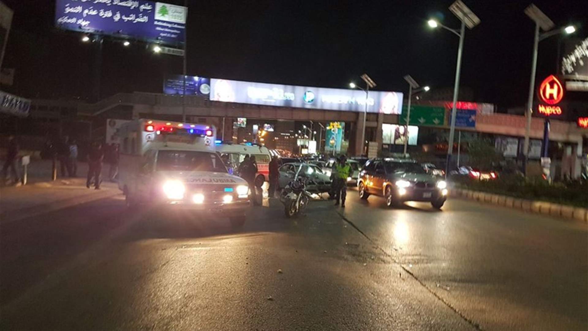 التحكم المروري: 3 جرحى نتيجة تصادم بين سيارة وفان لنقل الركاب على اوتوستراد الدورة باتجاه الكرنتينا وحركة المرور كثيفة في المحلة