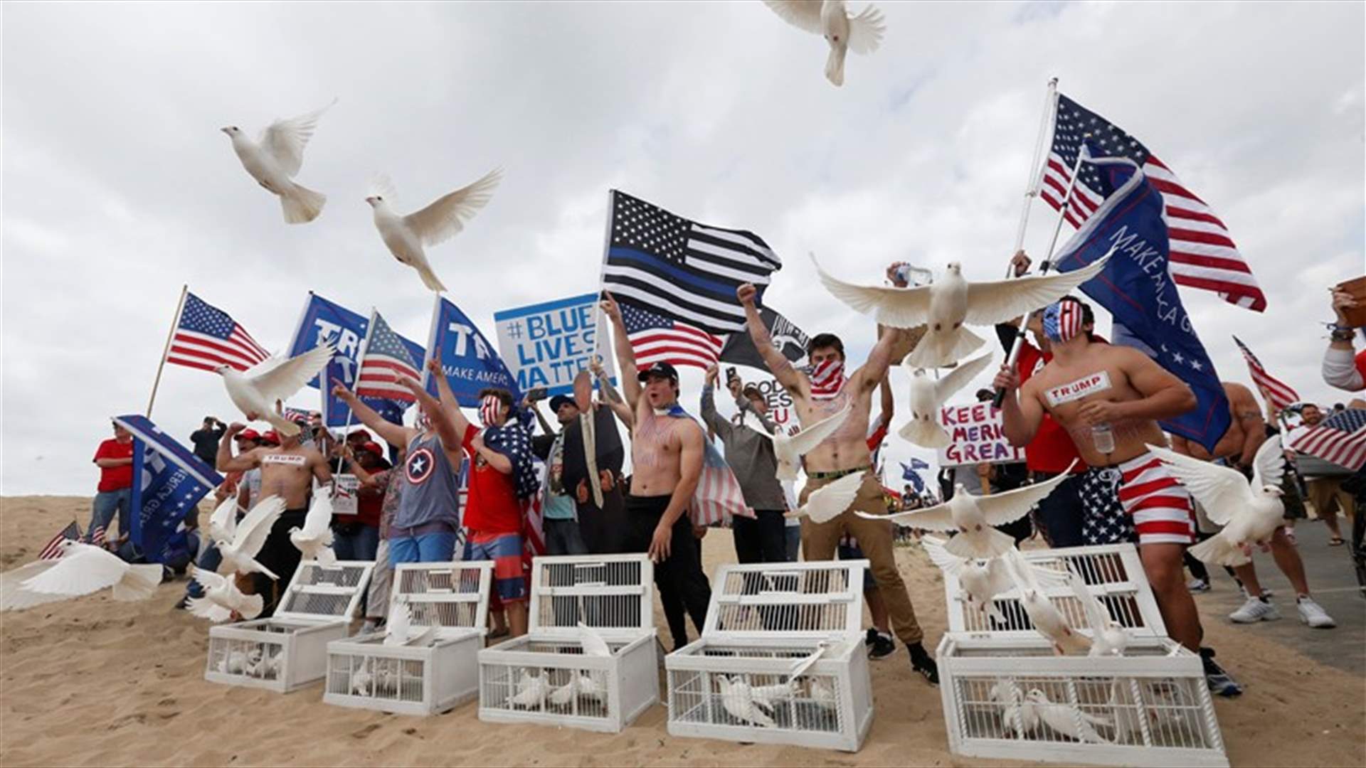 بالصور - اشتباكات في تظاهرة مؤيدة لترامب على أحد شواطئ كاليفورنيا
