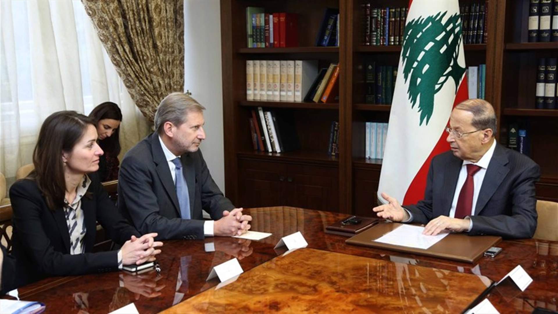 بالصورة- الرئيس عون استقبل المفوض الاوروبي لشؤون التوسع والسياسة الاوروبية للجوار يوهانس هان