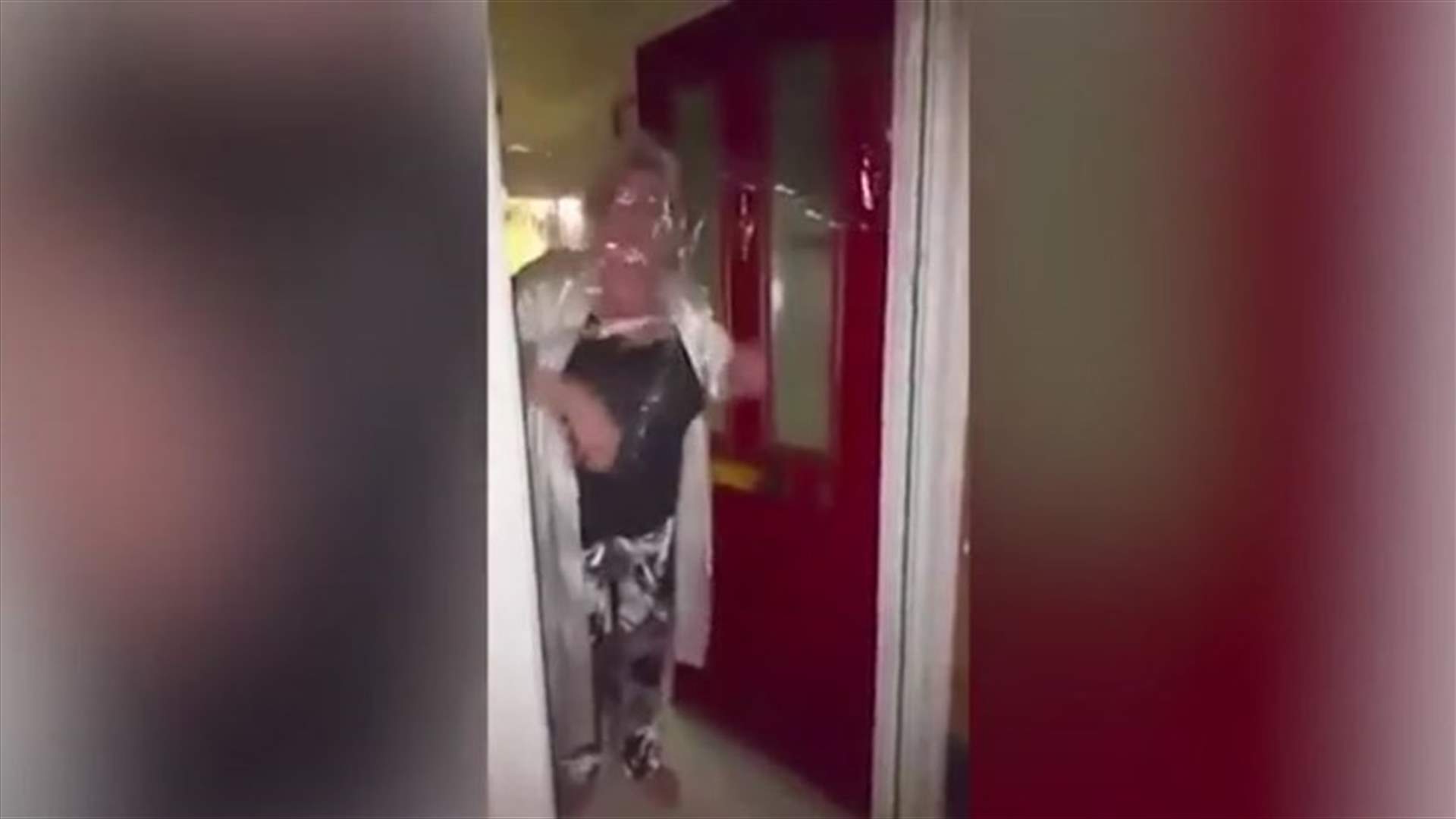 بالفيديو: شابة تُنفّذ مقلباً مُضحكاً بوالدتها... إليكم ماذا فعلت!