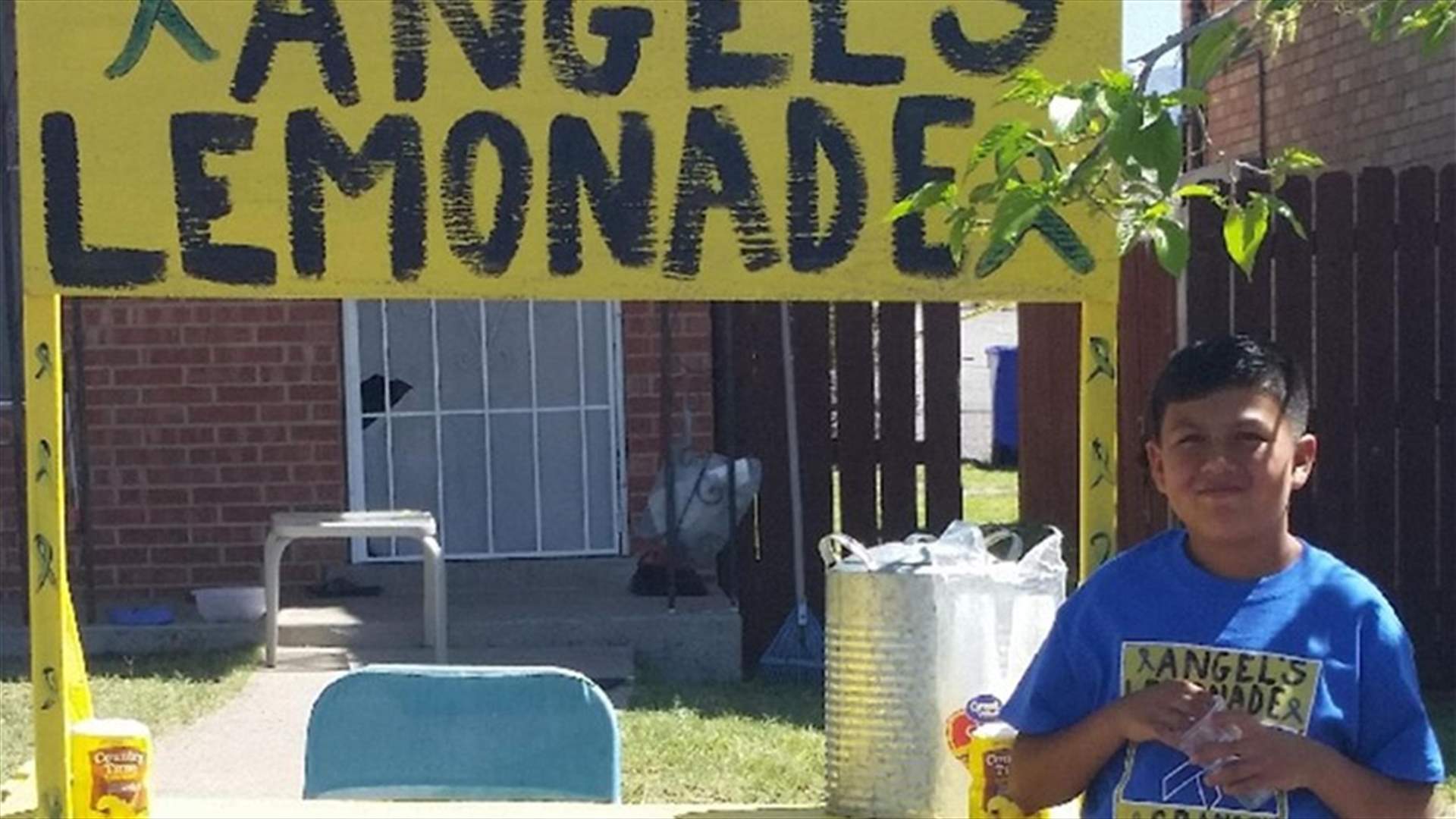 طفل يبيع عصير الليموناضة لمساعدة جده على تحمل تكاليف علاج السرطان