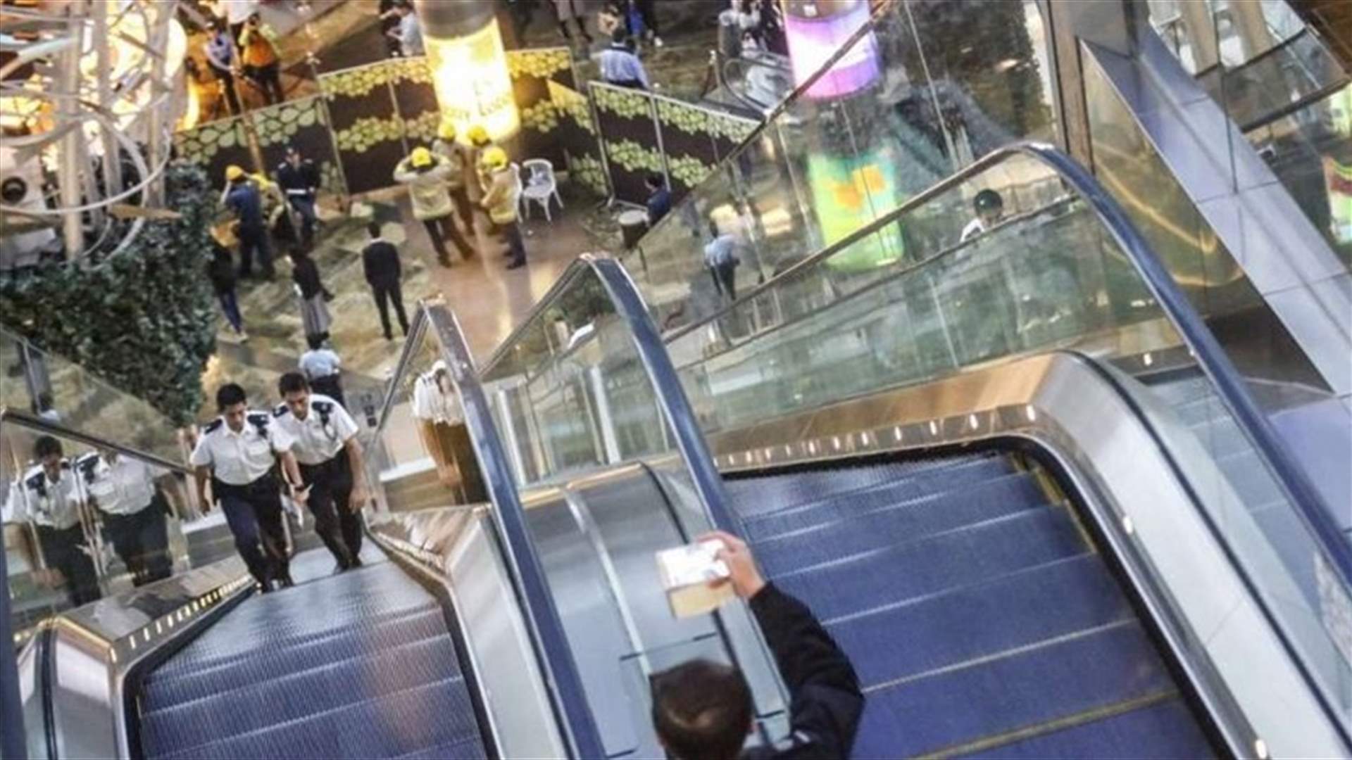بالفيديو - حادثة غريبة داخل مركز تجاري في الصين بسبب السلّم الكهربائي!