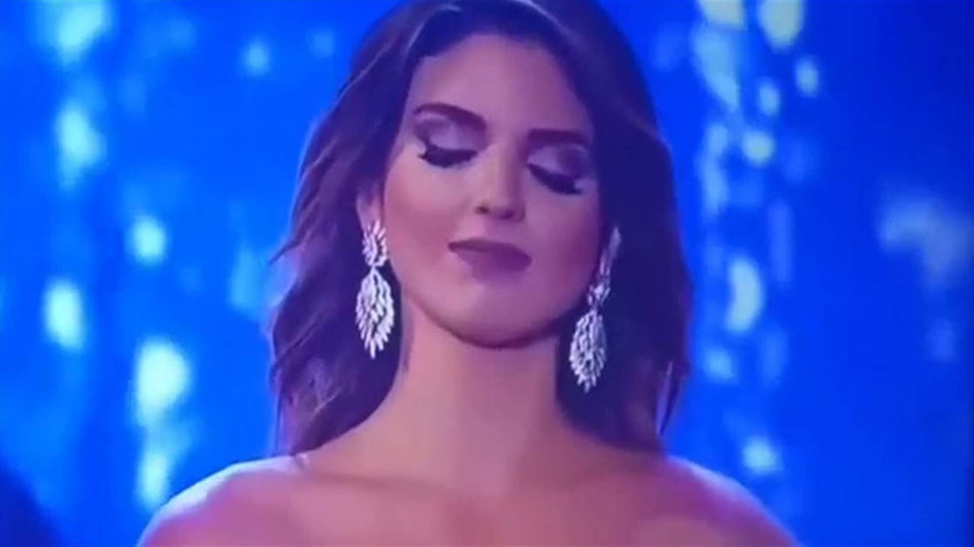 بالفيديو: متسابقة في حفل ملكة جمال كولومبيا تثير بلبلة... لم تتقبّل الخسارة!