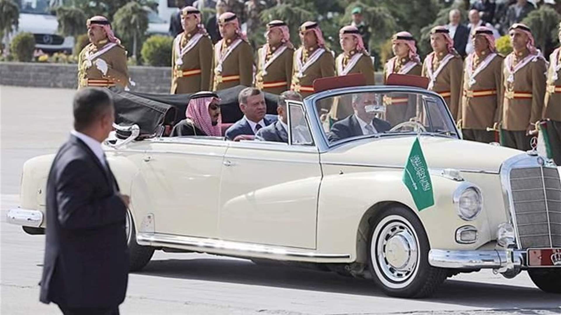 بالصور - العاهل السعودي وملك الاردن في سيارة زفاف الملك حسين