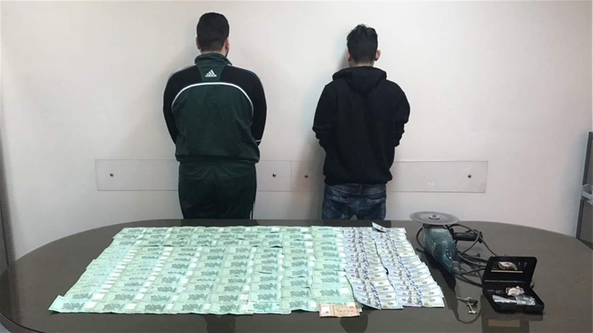 كيف أوقعت سرقة مطعم بمروج مخدرات للطلاب؟