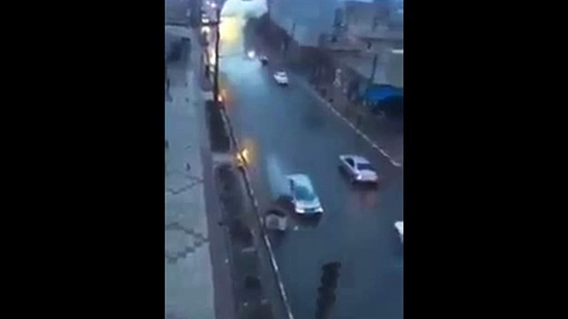 بالفيديو: وقع عمود الإضاءة على سيارته فكيف نجا؟