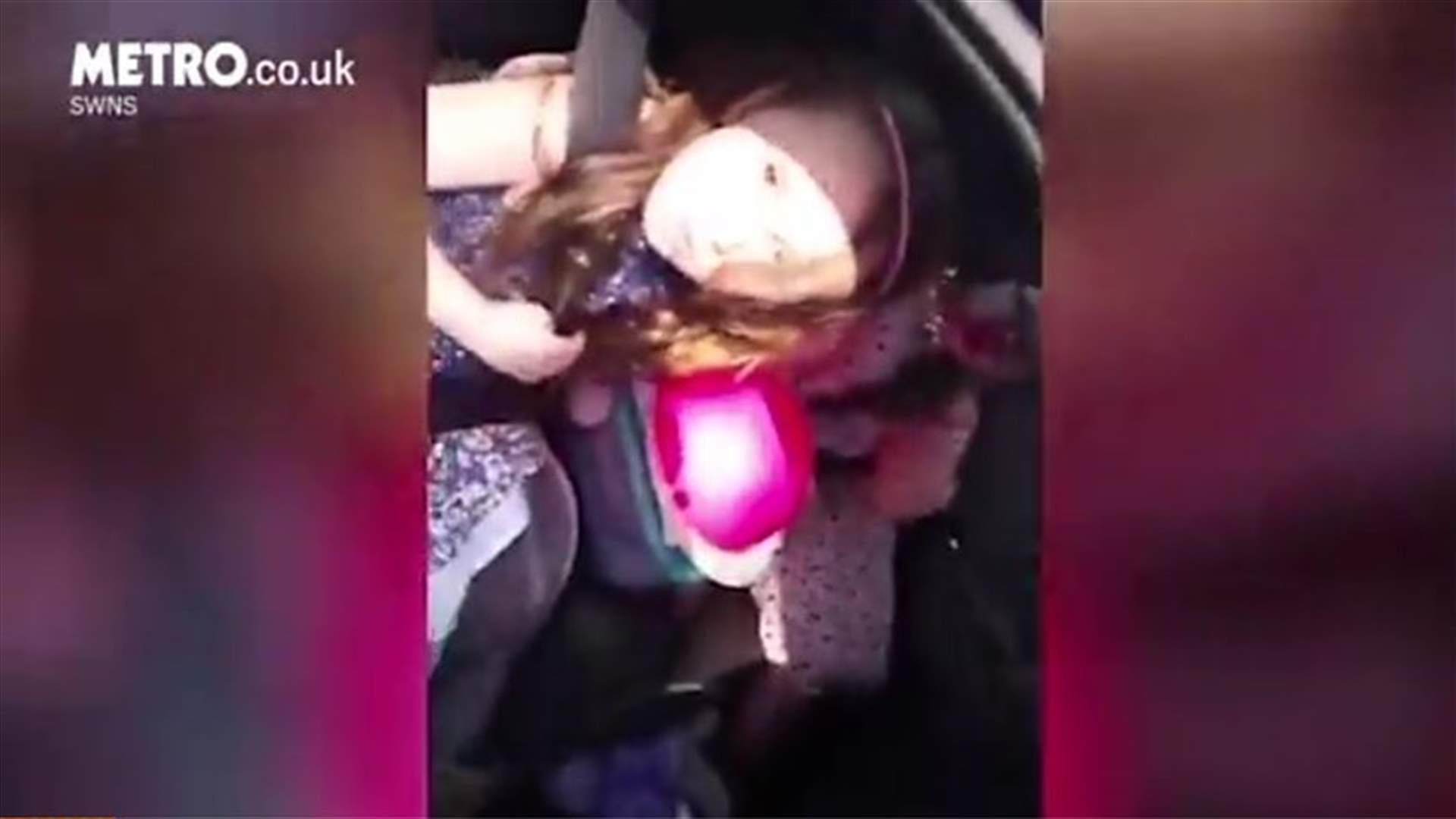يالفيديو: طفلتان ترتكبان &quot;جريمة جنائية&quot;... قطفتا الزهور من مكان عام!