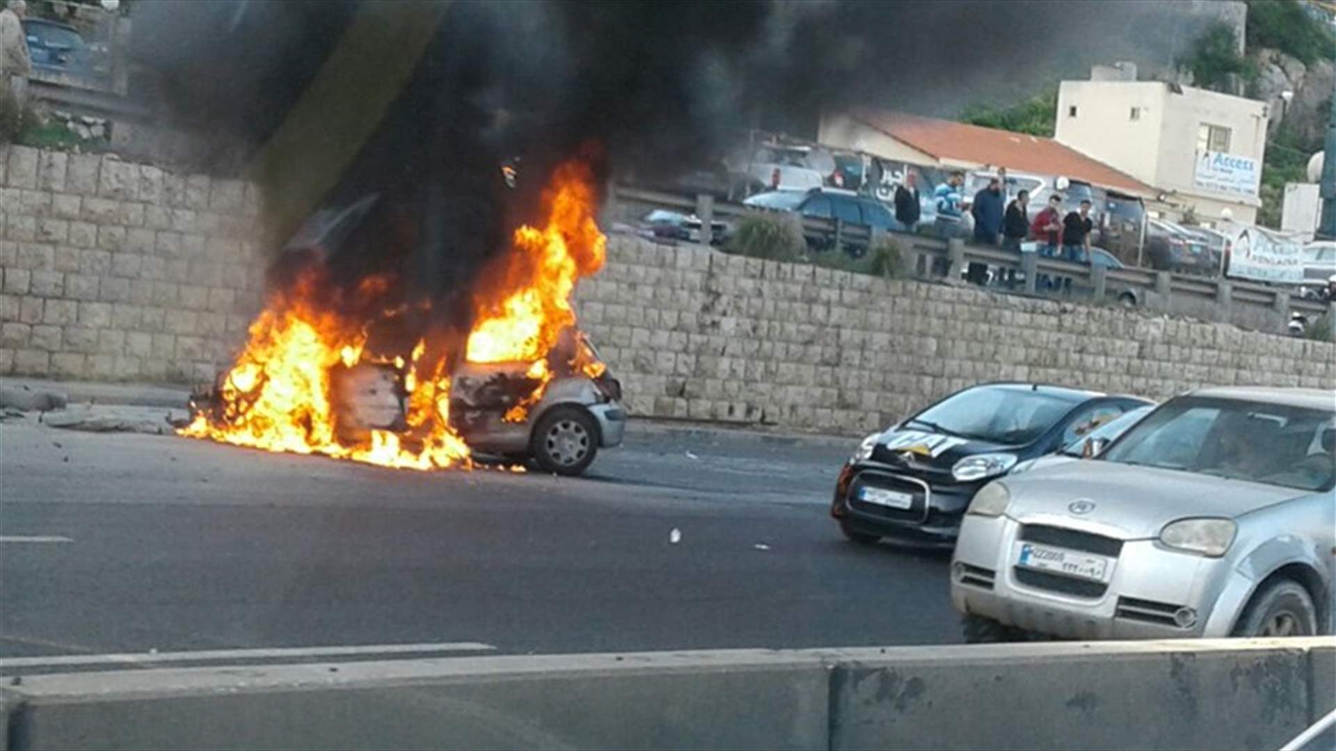 بالصور...احتراق سيارة اثر حادث على اوتوستراد ذوق مكايل