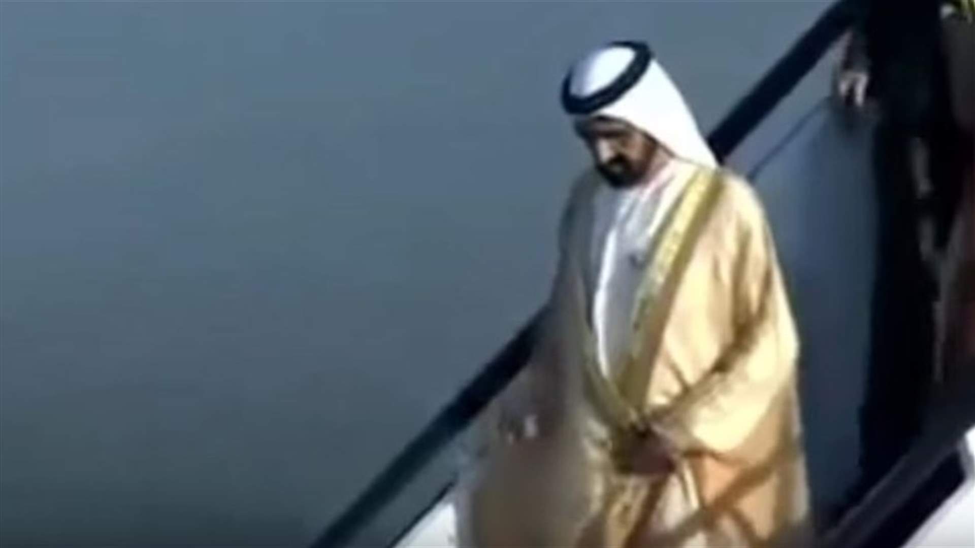 بالفيديو...لحظة سقوط حاكم دبي أثناء نزوله من الطائرة في الاردن