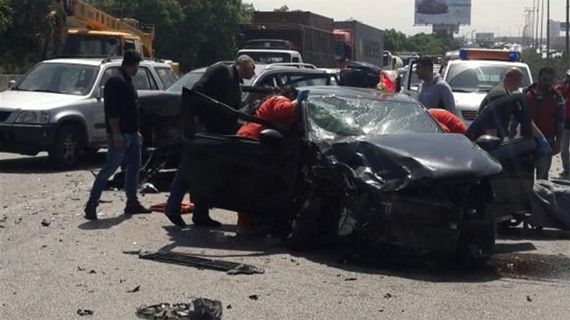 بالصور - 3 جرحى في حادث سير على اوتوستراد الرئيس لحود باتجاه الكرنتينا وزحمة سير خانقة في المحلة