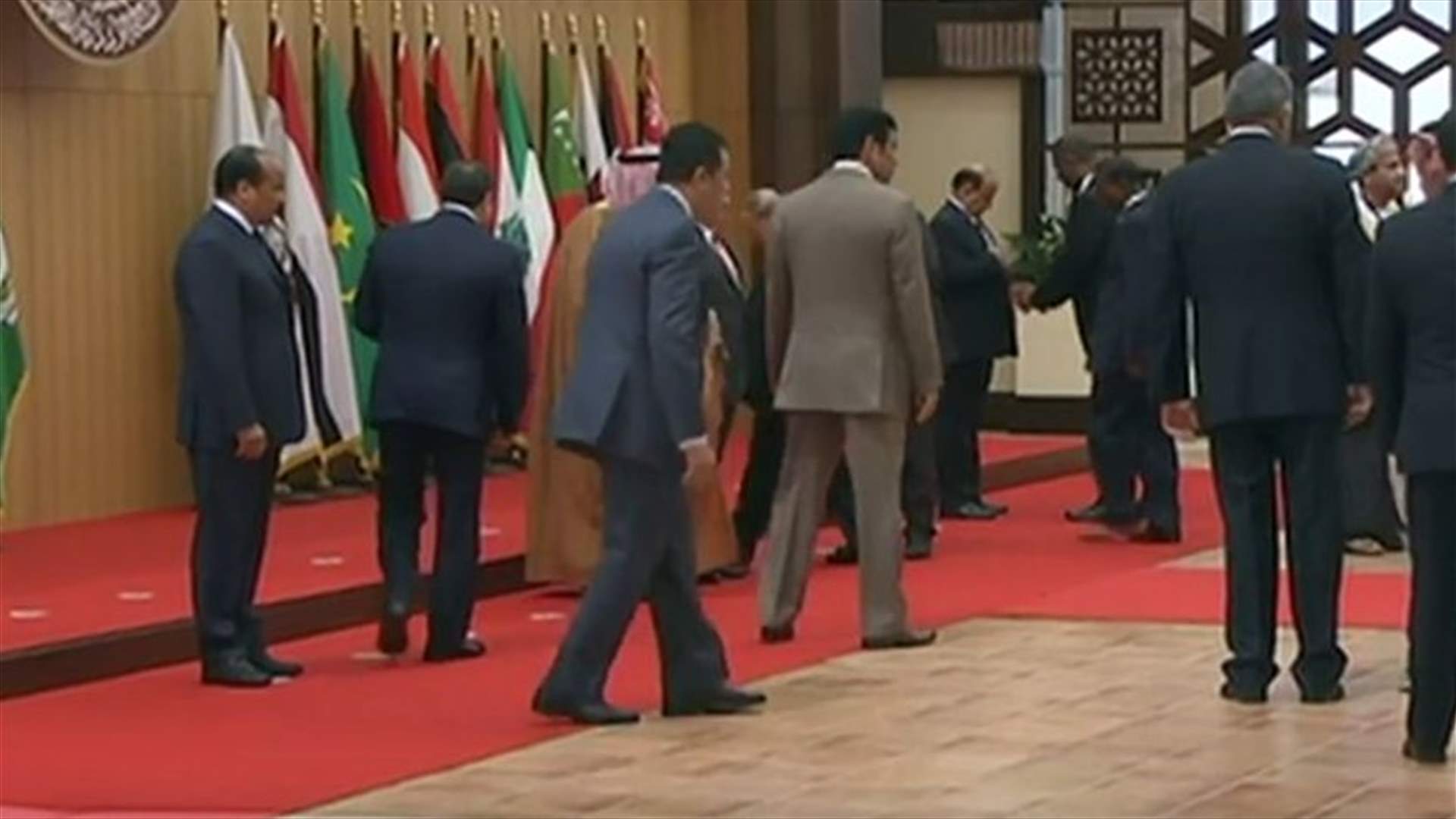 [VIDEO] President Aoun stumbles and falls at Arab League Summit