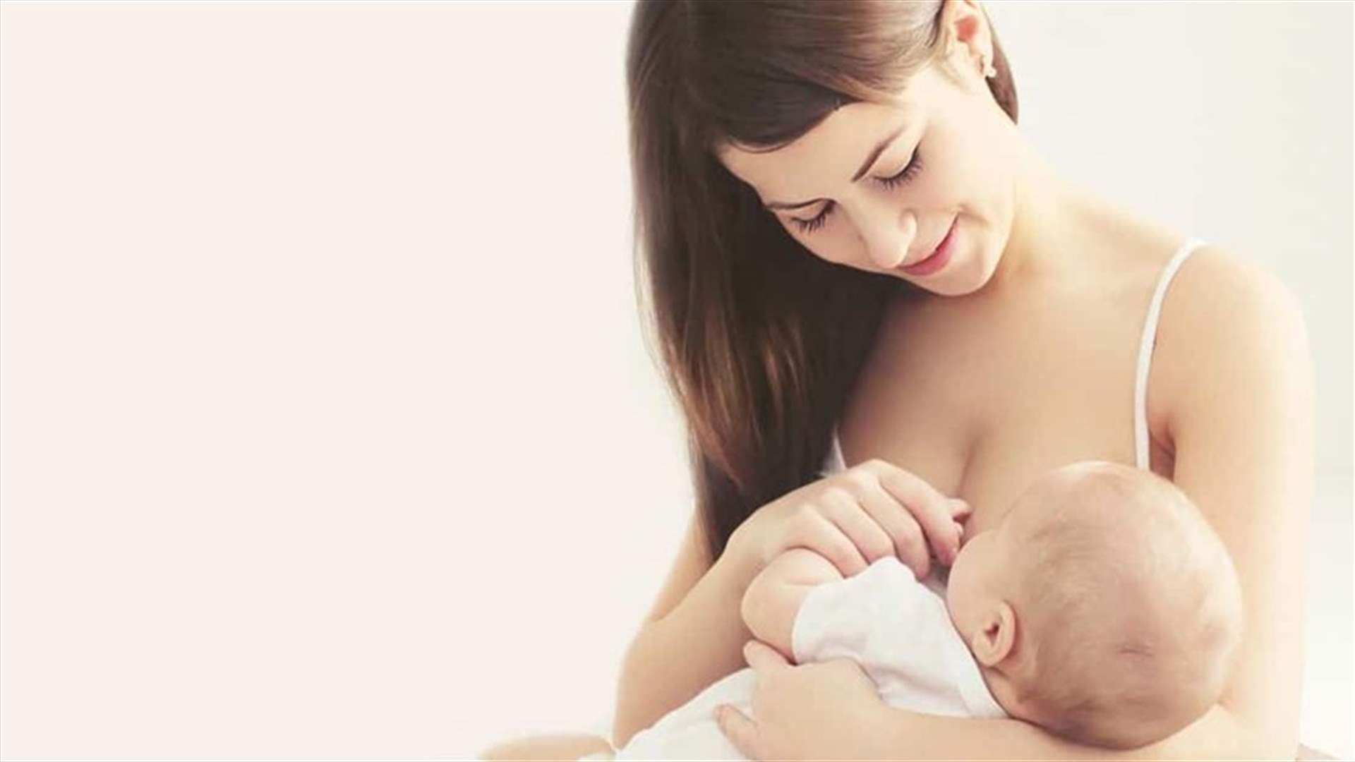 أثارت غضب رجل بإرضاعها لطفلها داخل الحانة... فماذا فعل؟
