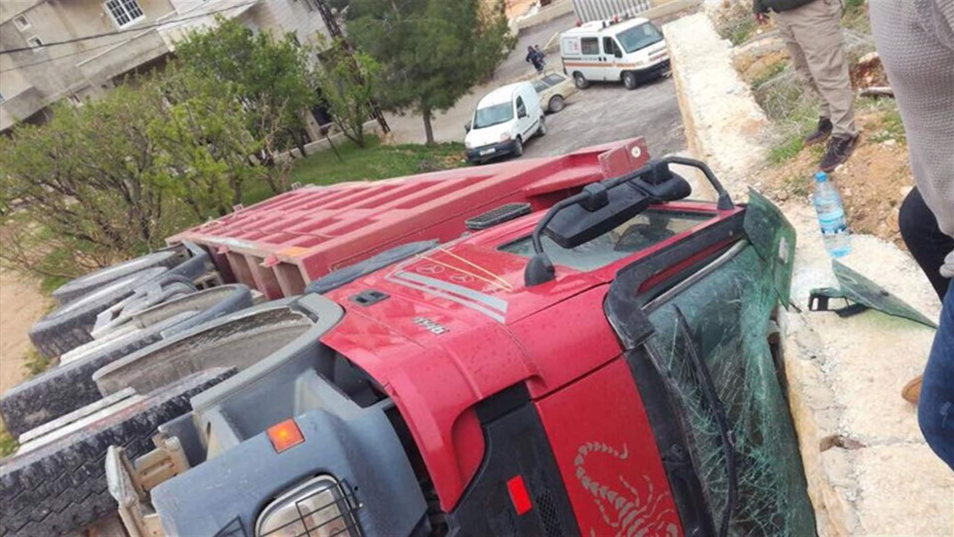 بالصور...انقلاب شاحنة في تمنين واصابة سائقها بجروح بالغة