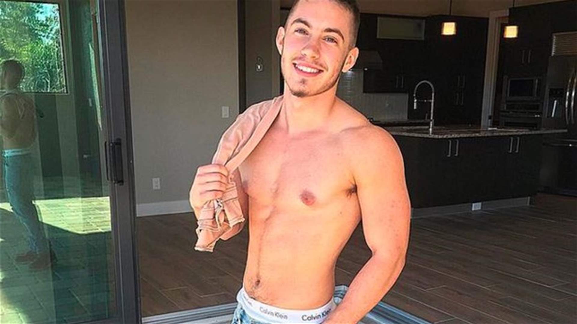 متحوّل جنسياً ينشر صوره قبل وبعد العملية... ما هدفه من ذلك؟