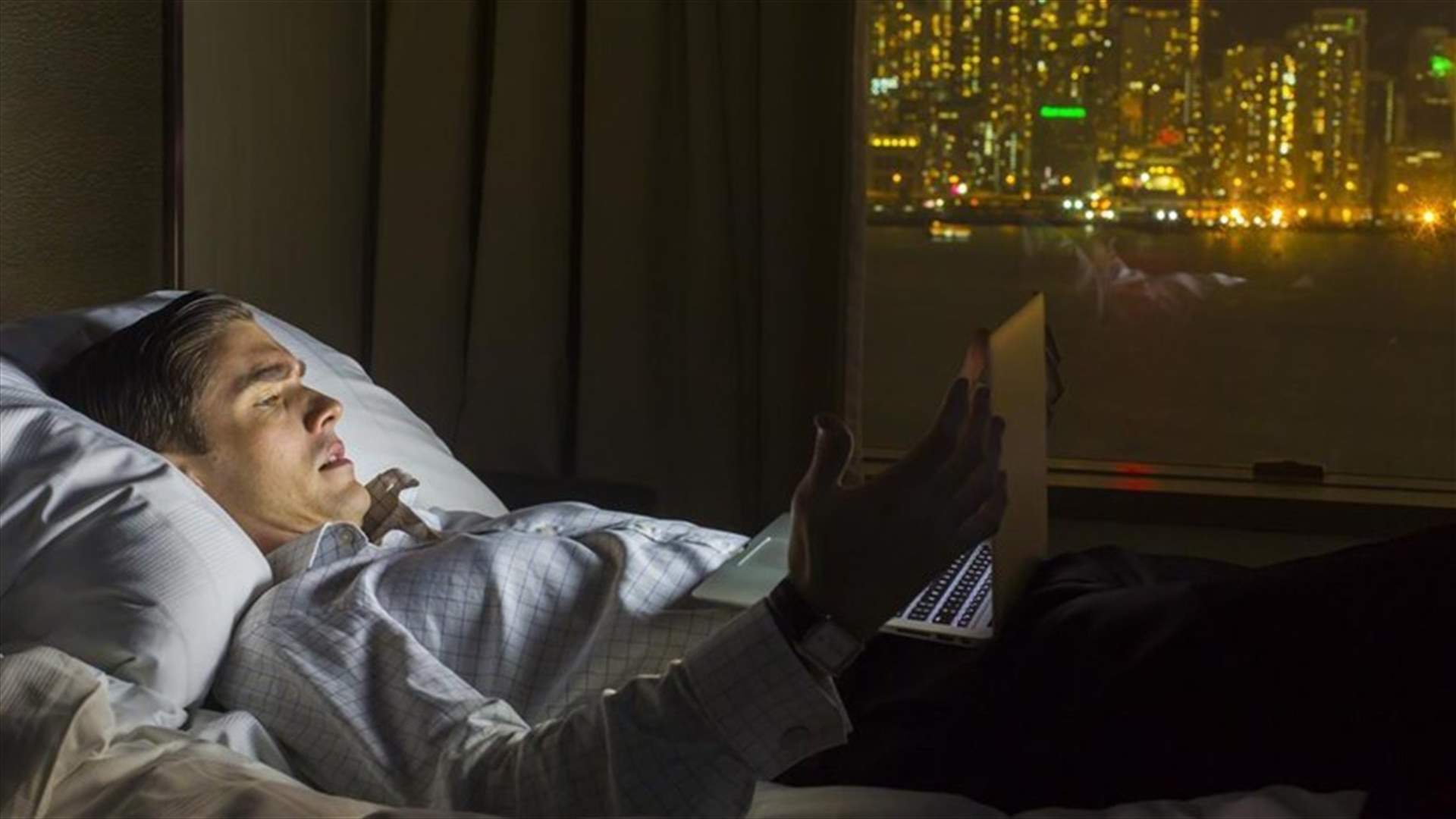 ما علاقة مشاهدة الأفلام الإباحية بالشعور بالرضا لدى الرجال؟