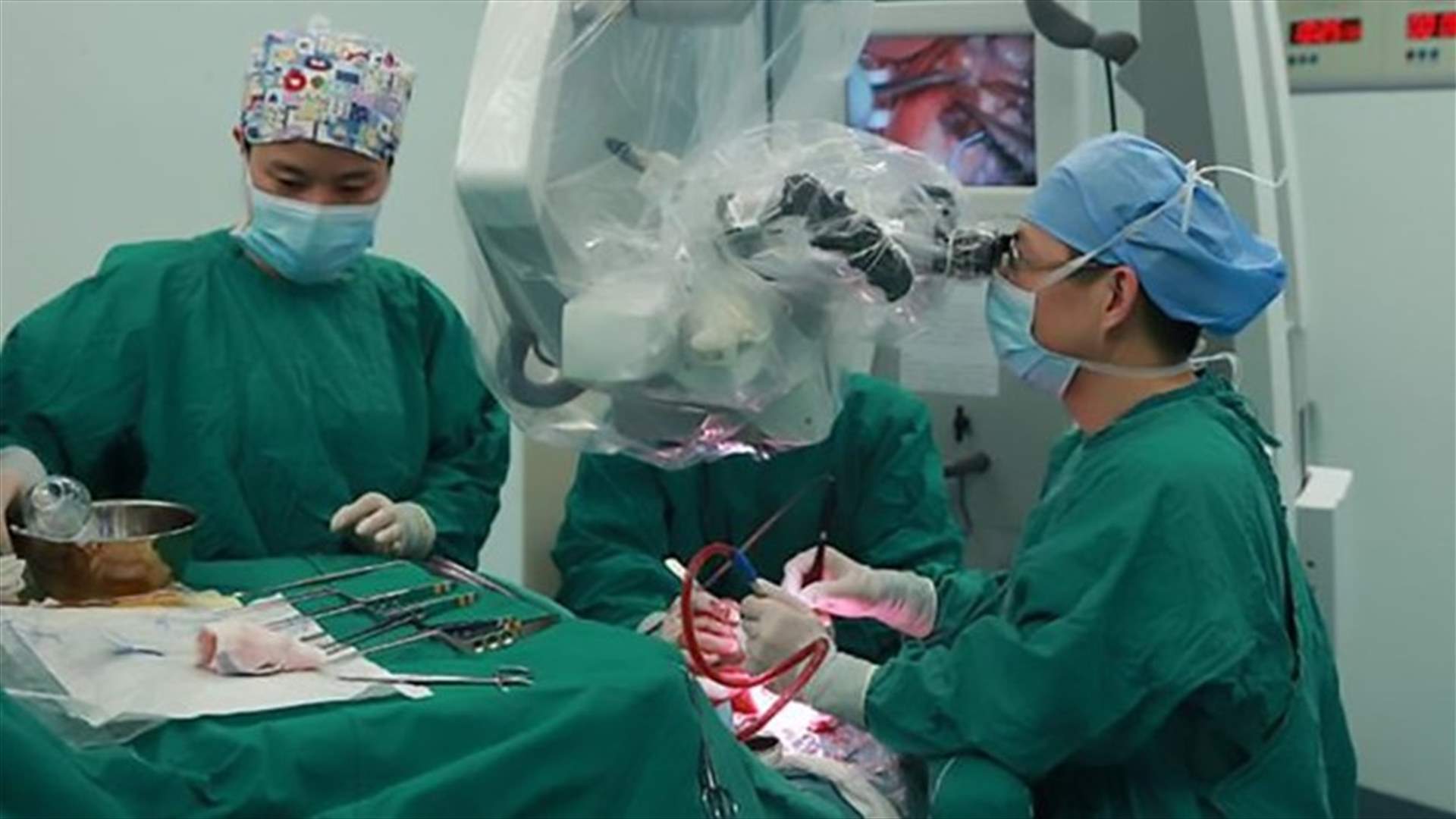 بالصورة: خضع لعملية جراحية في رأسه... فسحب الأطباء دودة حية من دماغه!