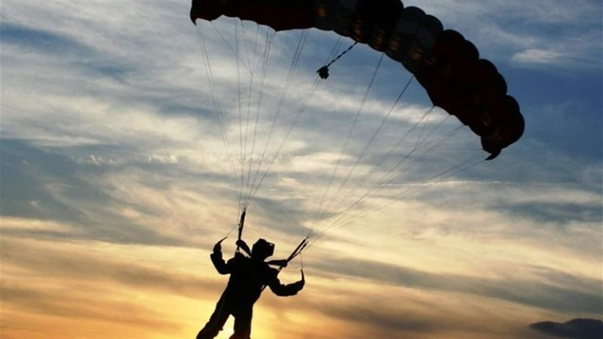 قرب "مجمع الميرامار"...سقط من "الباراشوت"