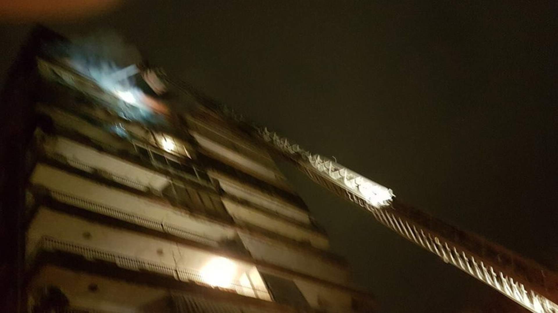 بالصور - حريق كبير في مبنى في الاشرفية...واخلاء السكان