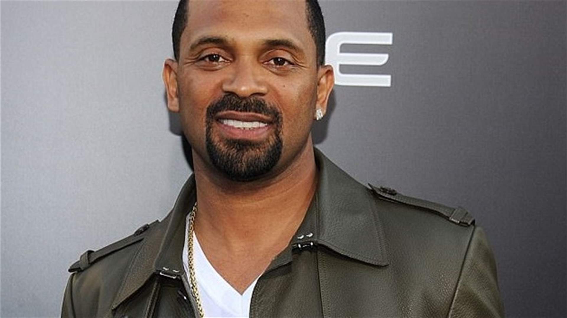 بالفيديو: ممثل كوميدي يتلقى لكمة على المسرح... لن تصدّقوا من صفعه!