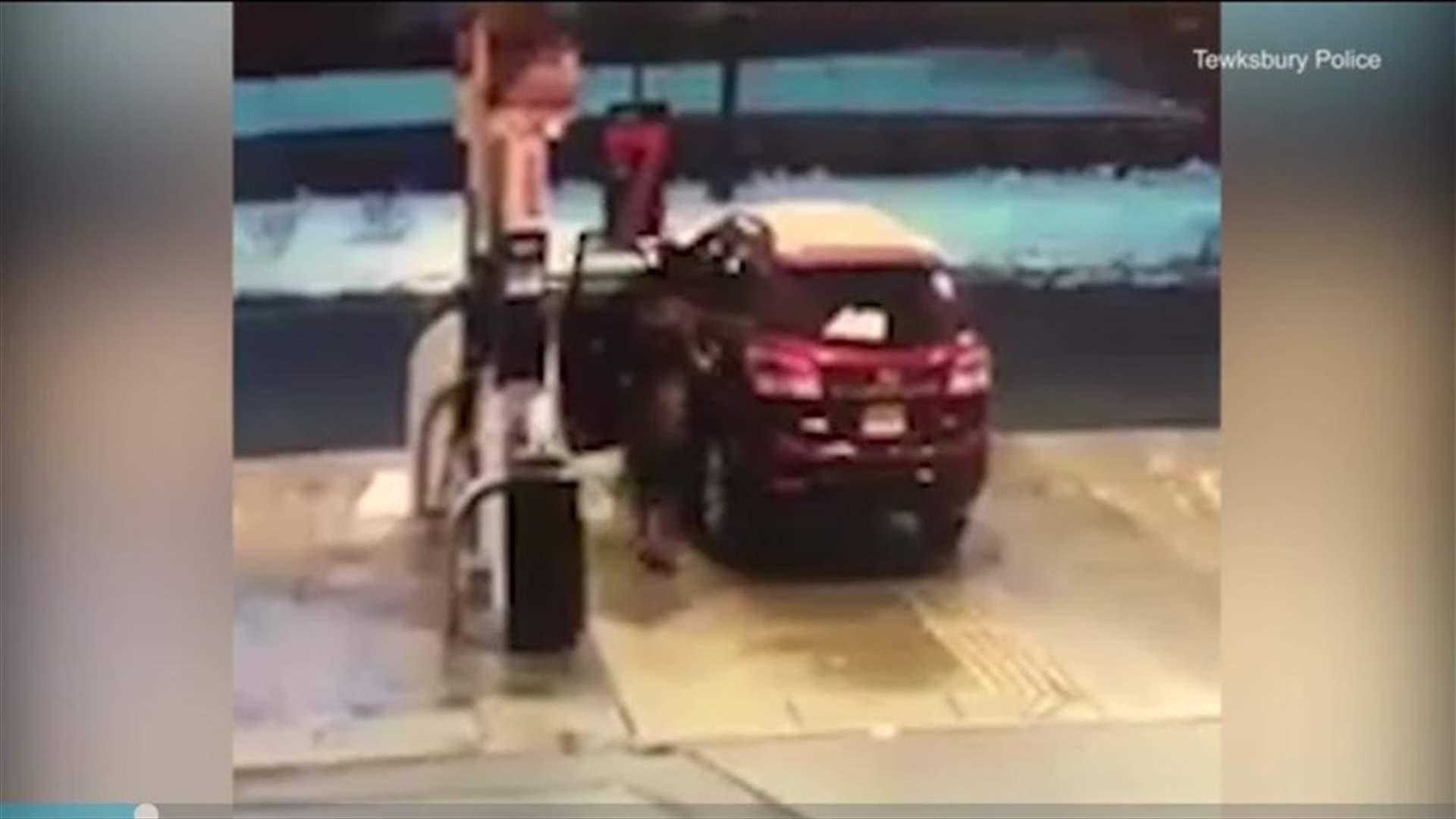 بالفيديو: على الرغم من أنها رمت عليه البنزين... هكذا سرق سيارتها!