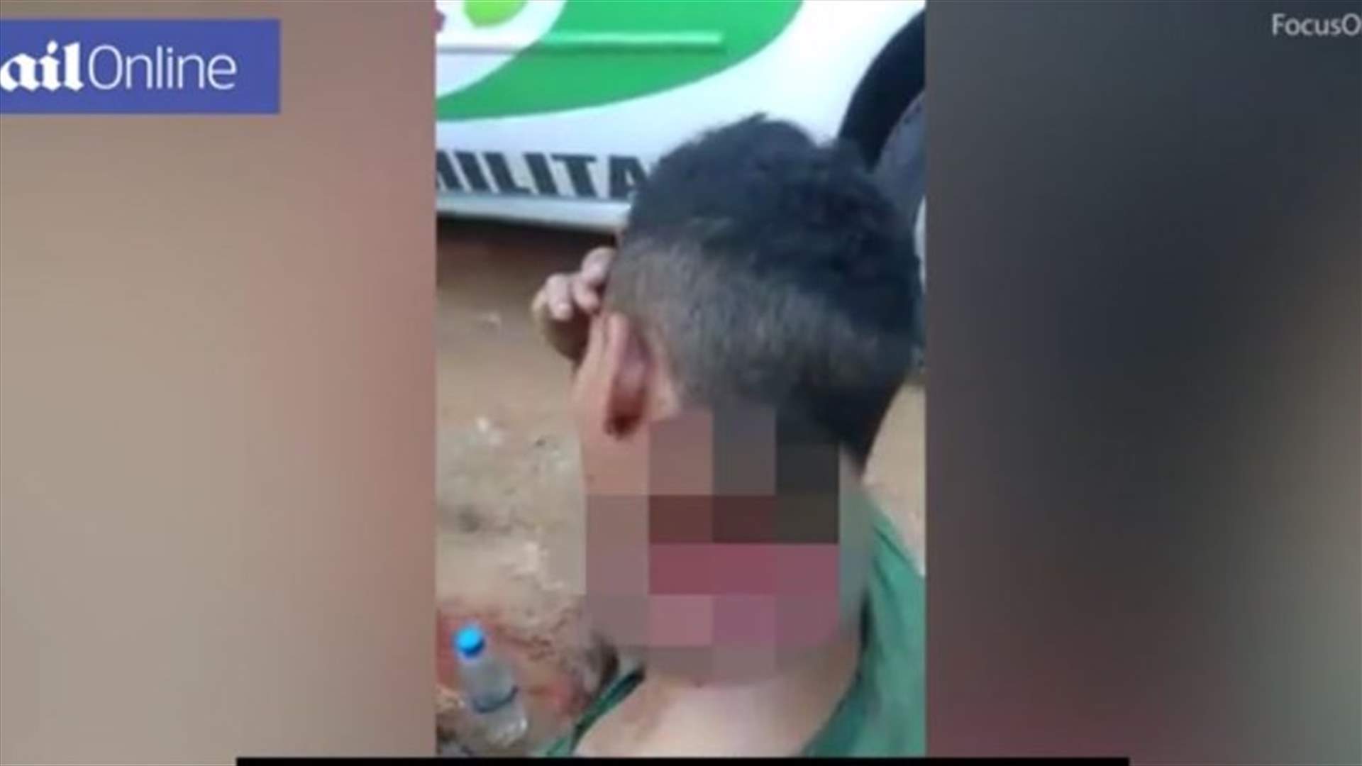 لقطات صادمة... مراهق يمشي مسافة كبيرة برأسٍ شبه مقطوع!
