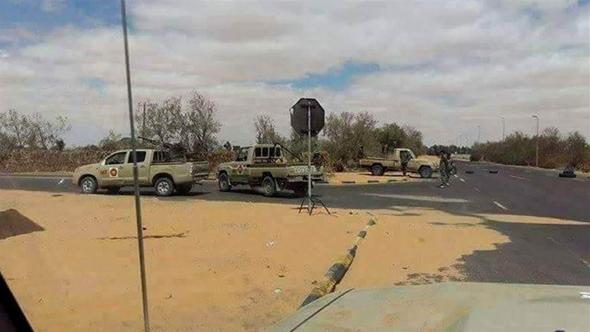 قوات شرق ليبيا تستهدف قاعدة جوية في منطقة صحراوية