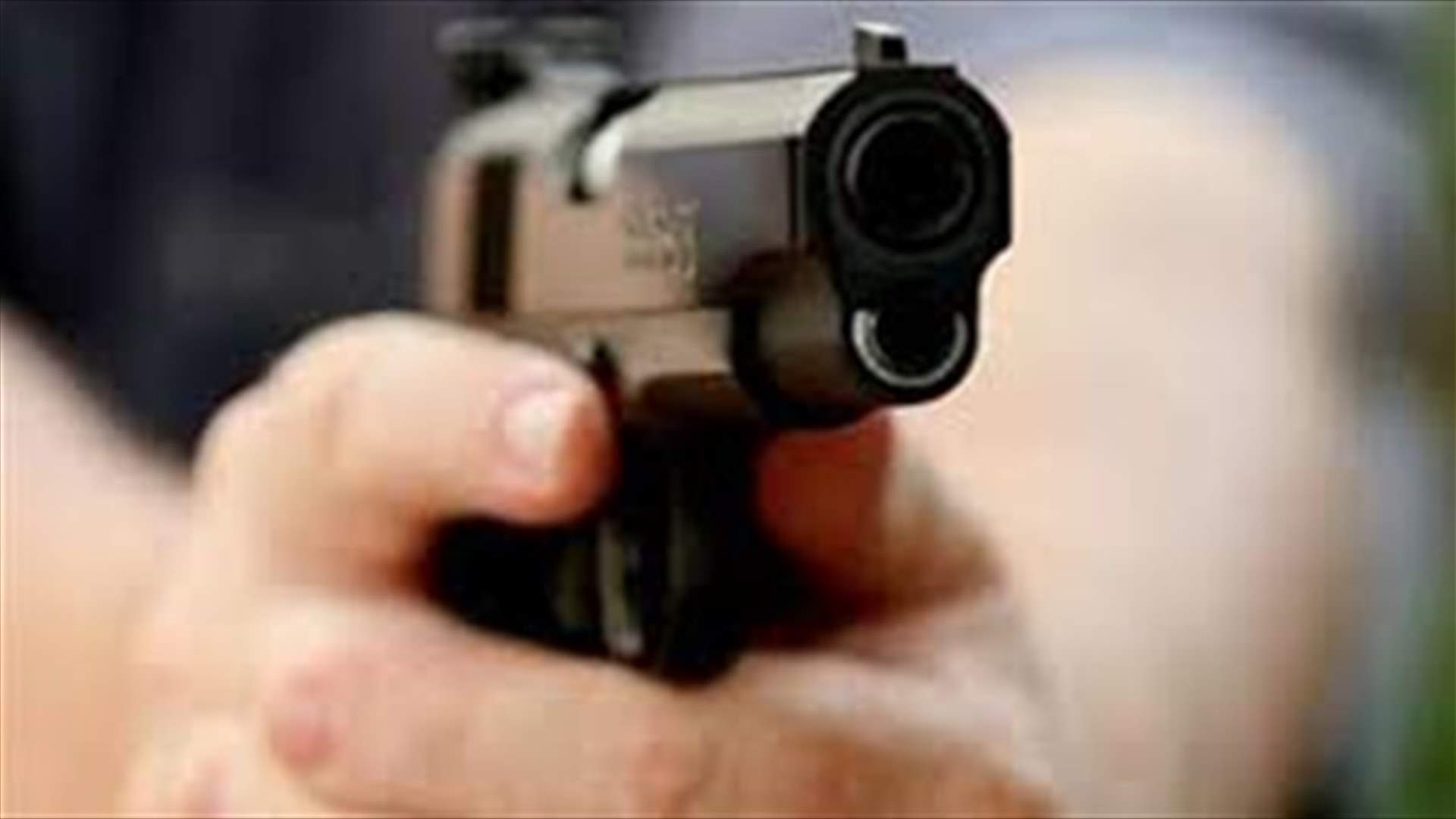 Man kills brother and injures father, waits for security forces to turn himself over
