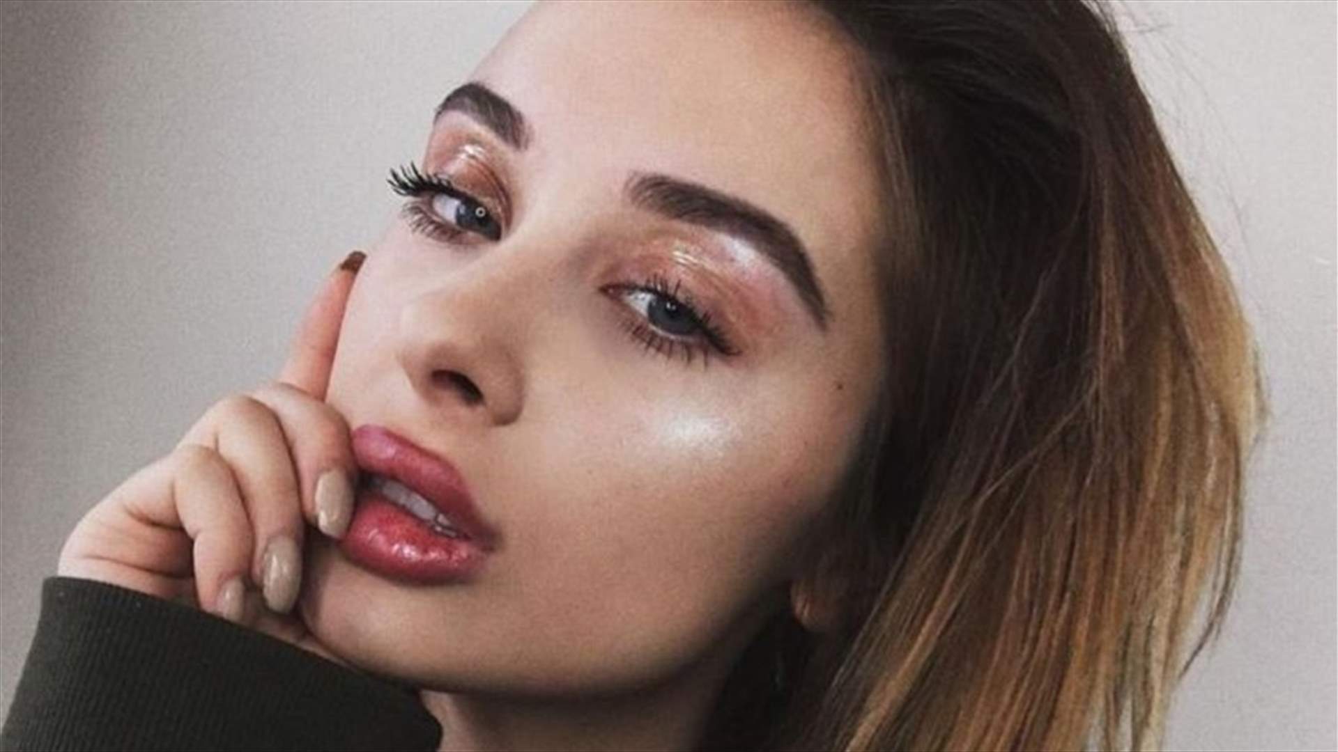 بالصورة: مدوّنة جمال تستيقظ من نومها جميلة... وتكشف السر وراء ذلك!