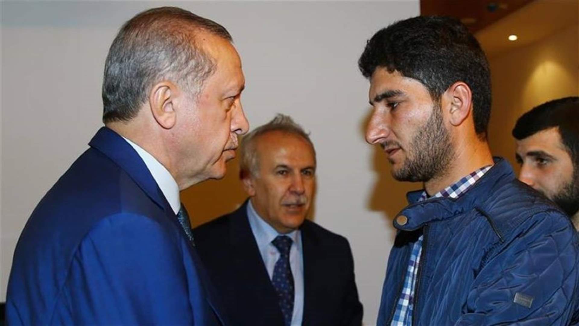 بالصور - قبّل رأس اردوغان شاكراً دعمه للشعب السوري بعدما فقدَ 13 فردا من أسرته بالهجوم الكيميائي