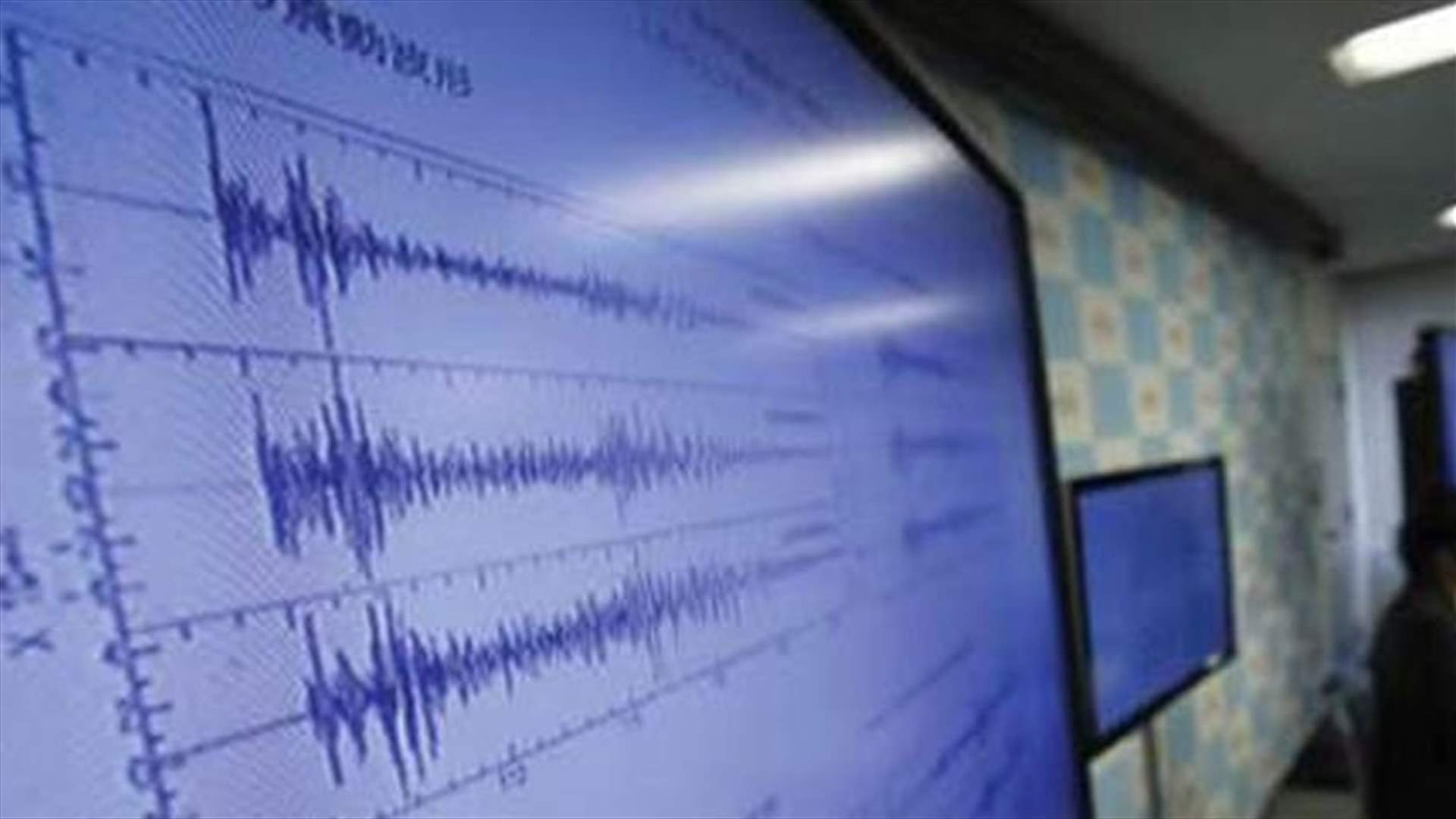 Hundreds flee after three strong quakes strike Philippines