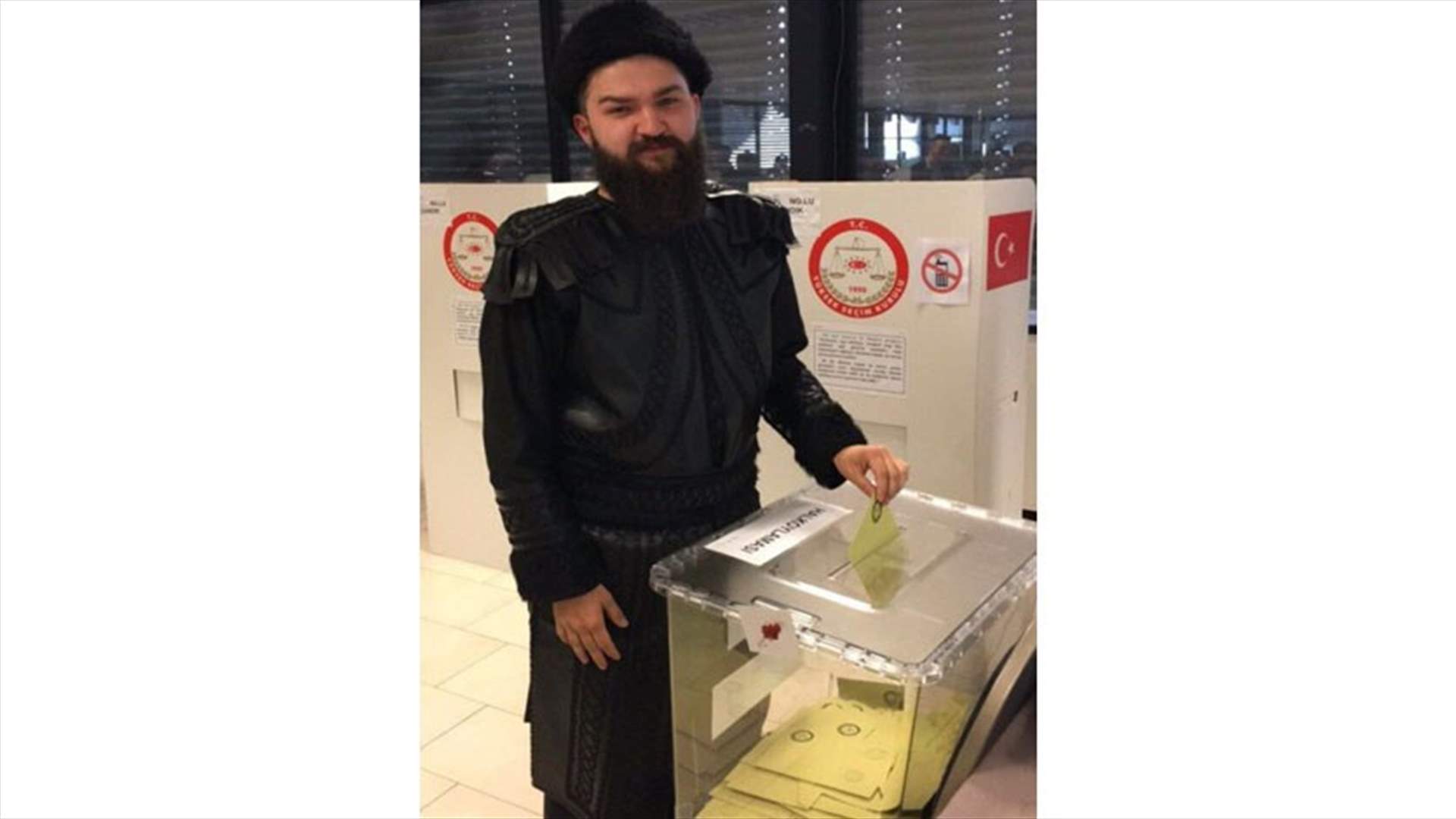 بالصور- أنصار أردوغان بالزي العثماني