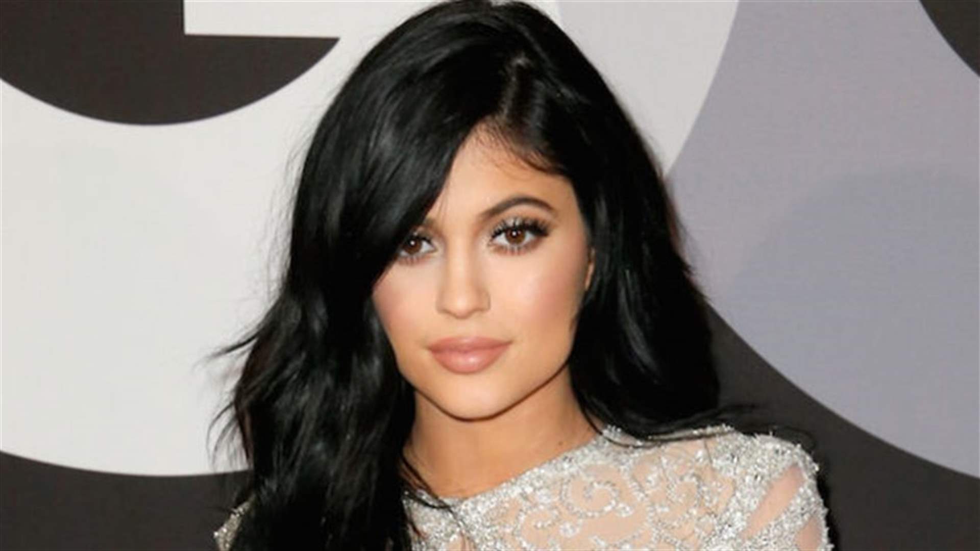 بالفيديو: كايلي جينر تُحقّق حلم شاب في حفل التخرّج... لم يُصدّق الطلاب ماذا حصل!