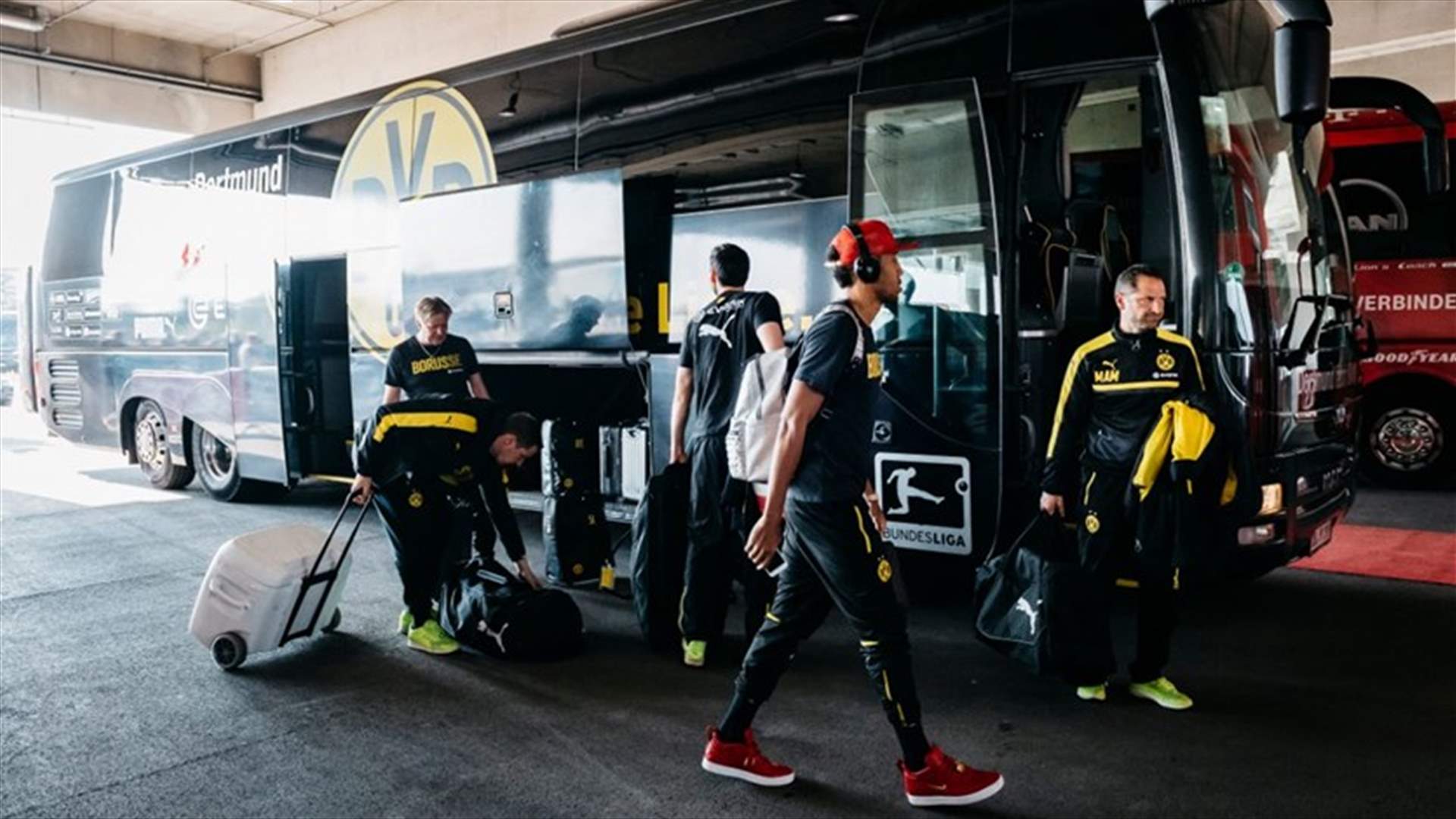 إصابة لاعب في انفجار قنبلة قرب حافلة فريق بروسيا دورتموند ... وتأجيل المباراة
