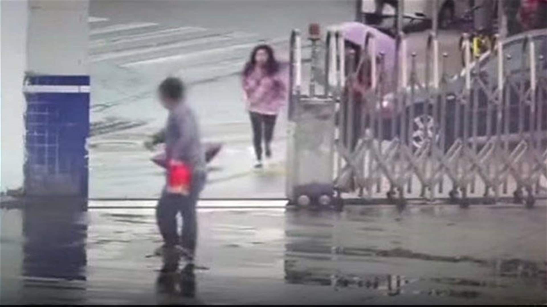 سرق هاتف فتاة وهرب... العقاب كان بانتظاره!